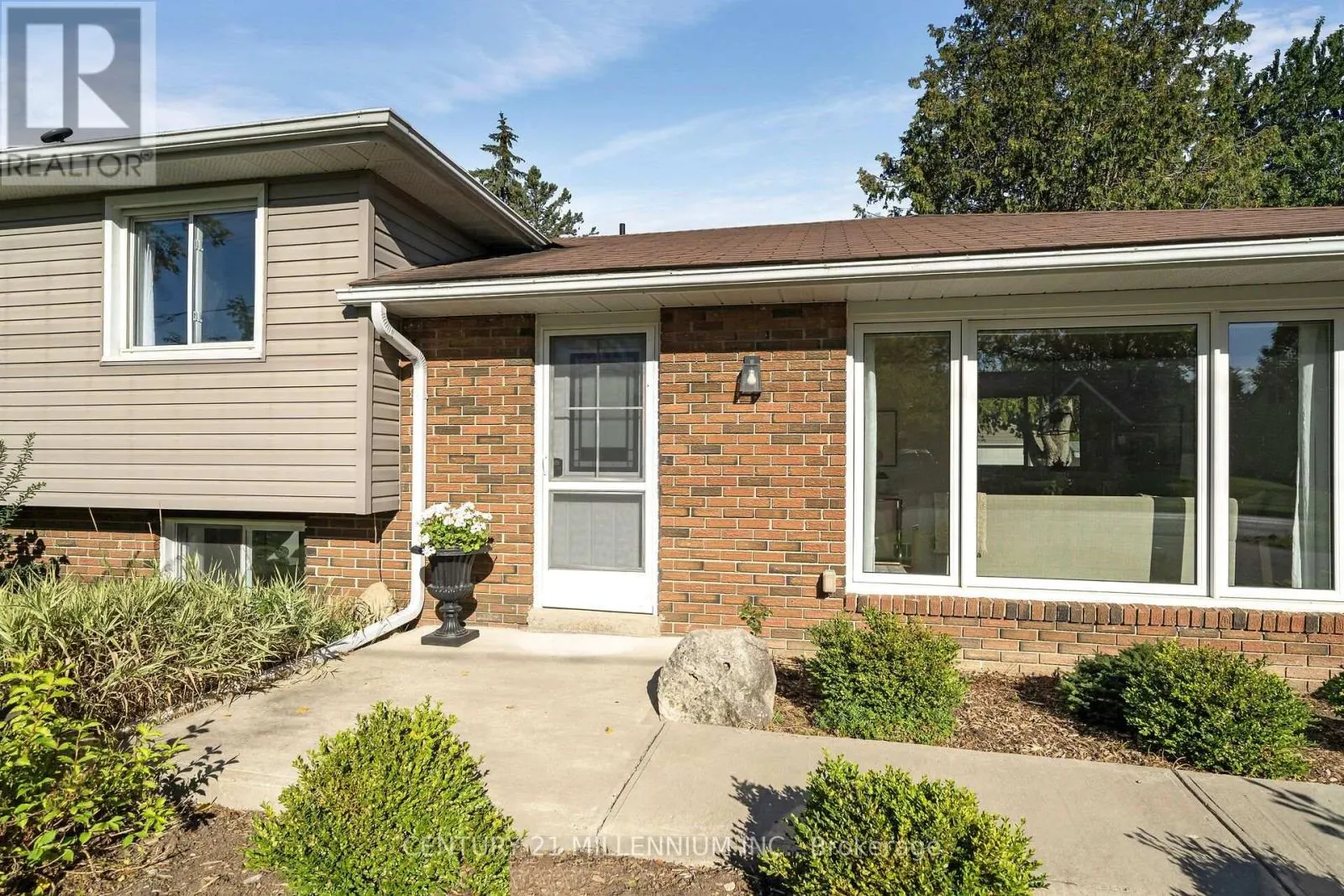 27 DUNDAS STREET W