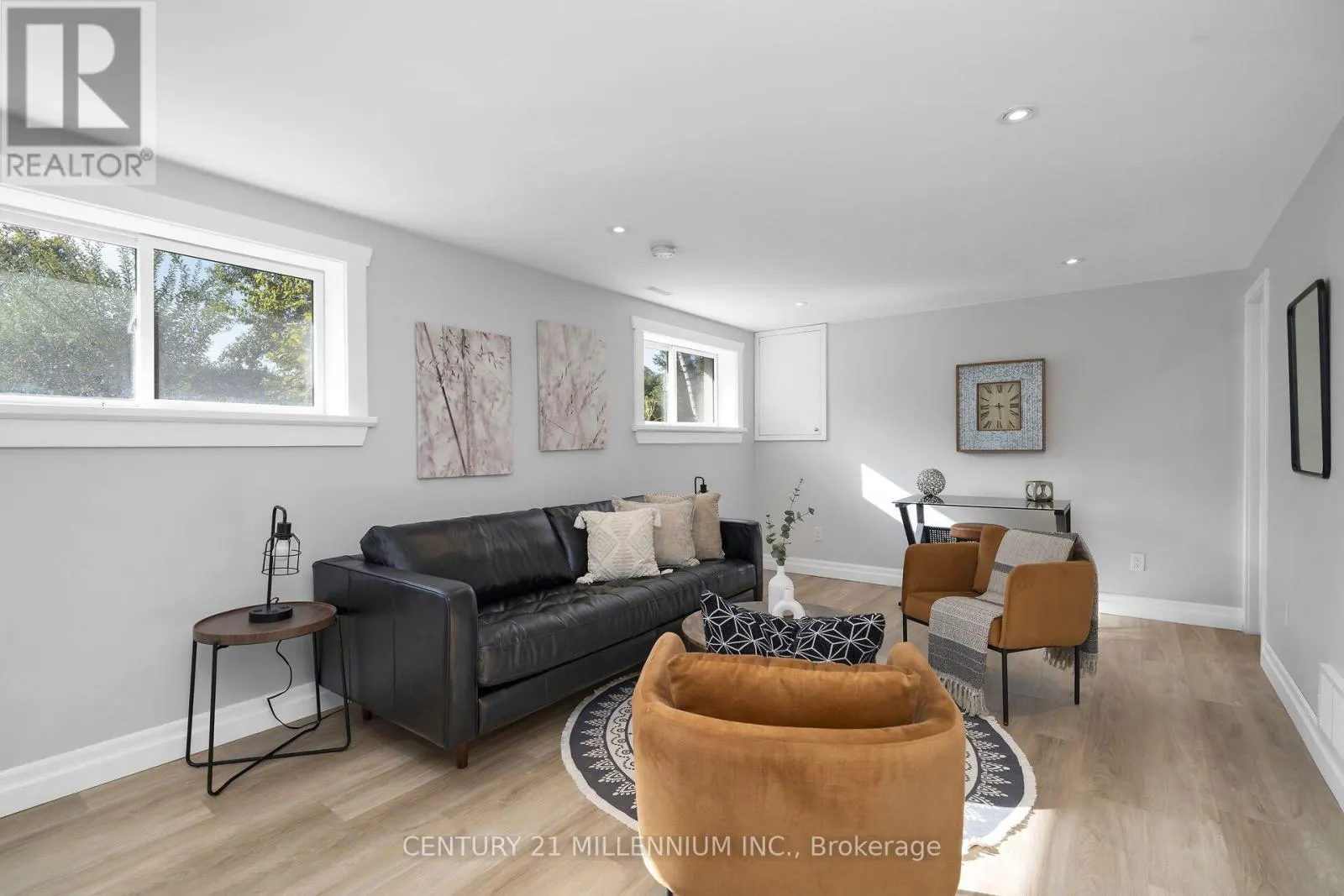 27 DUNDAS STREET W
