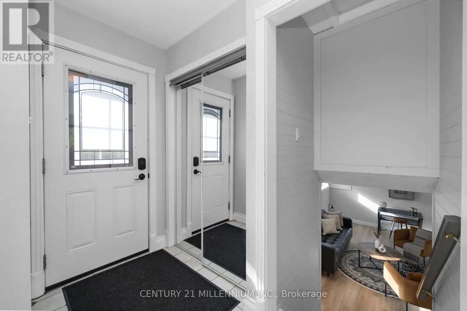 27 DUNDAS STREET W