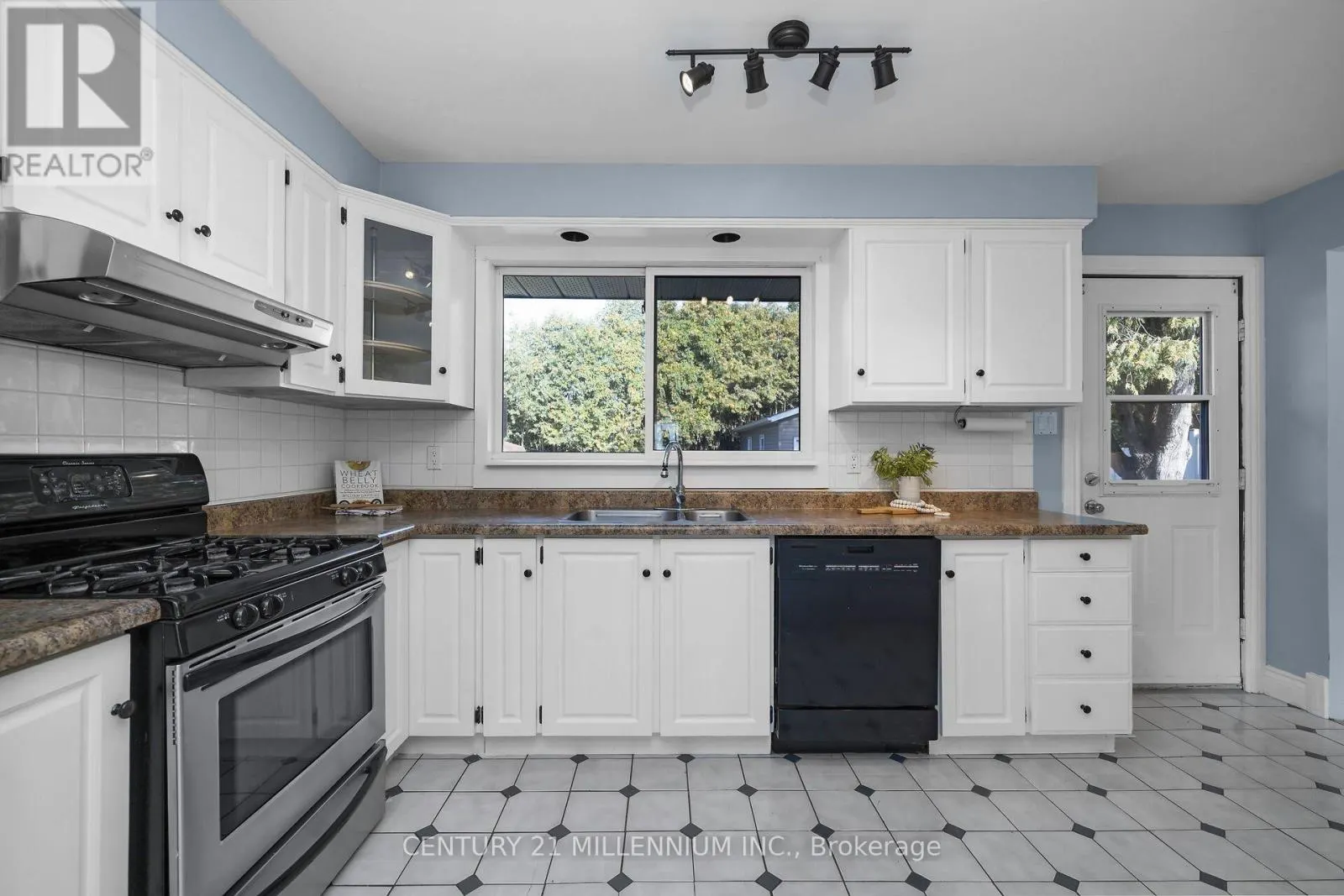 27 DUNDAS STREET W