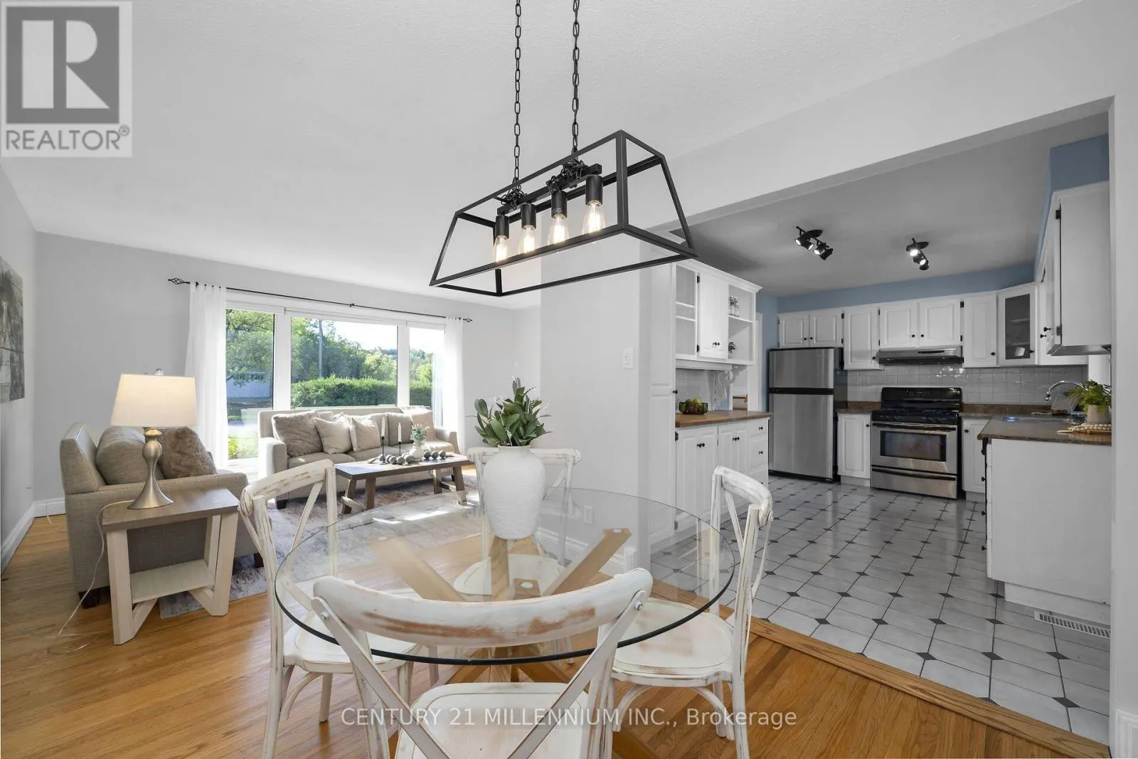27 DUNDAS STREET W