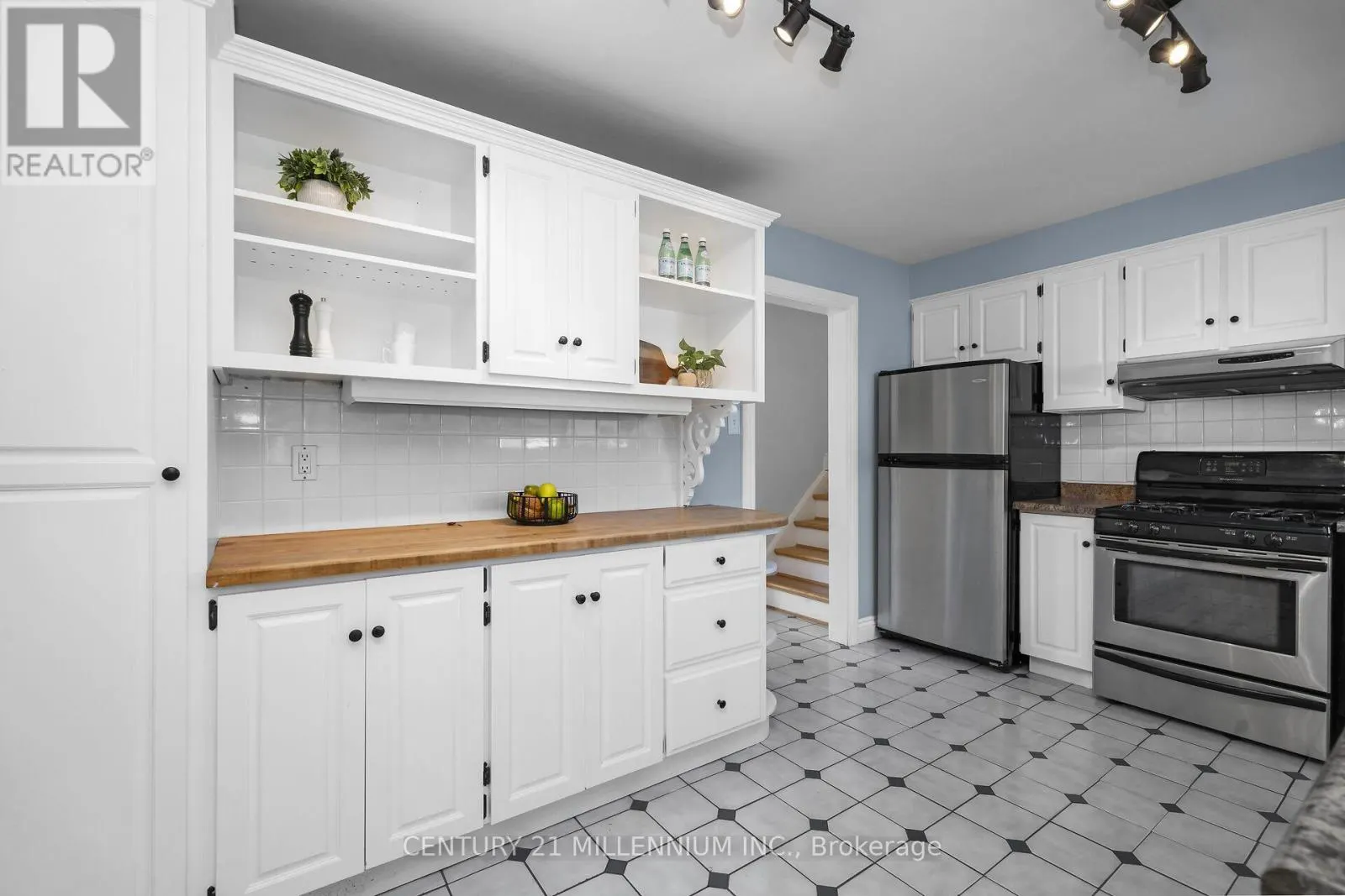 27 DUNDAS STREET W