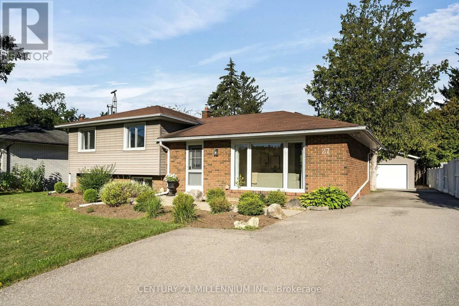 27 DUNDAS STREET W