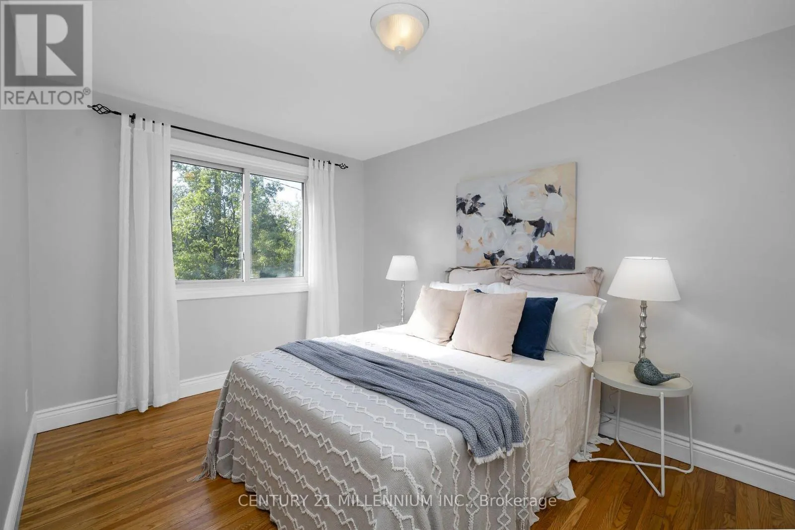 27 DUNDAS STREET W