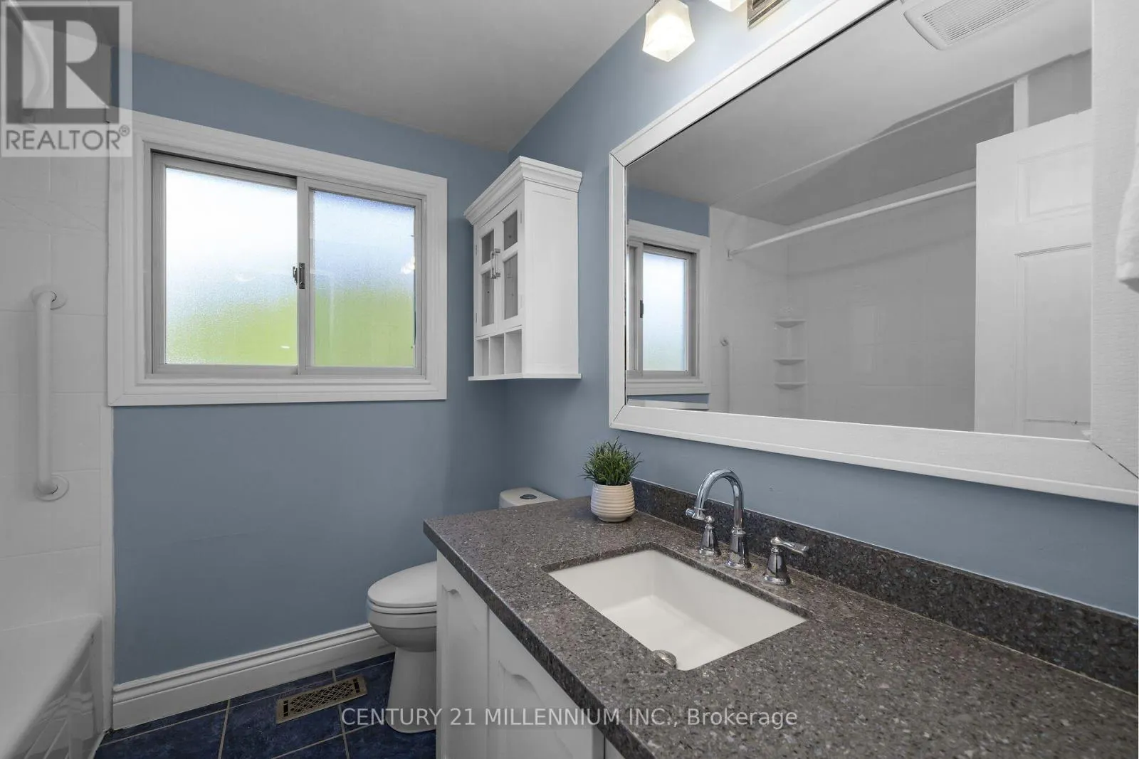 27 DUNDAS STREET W