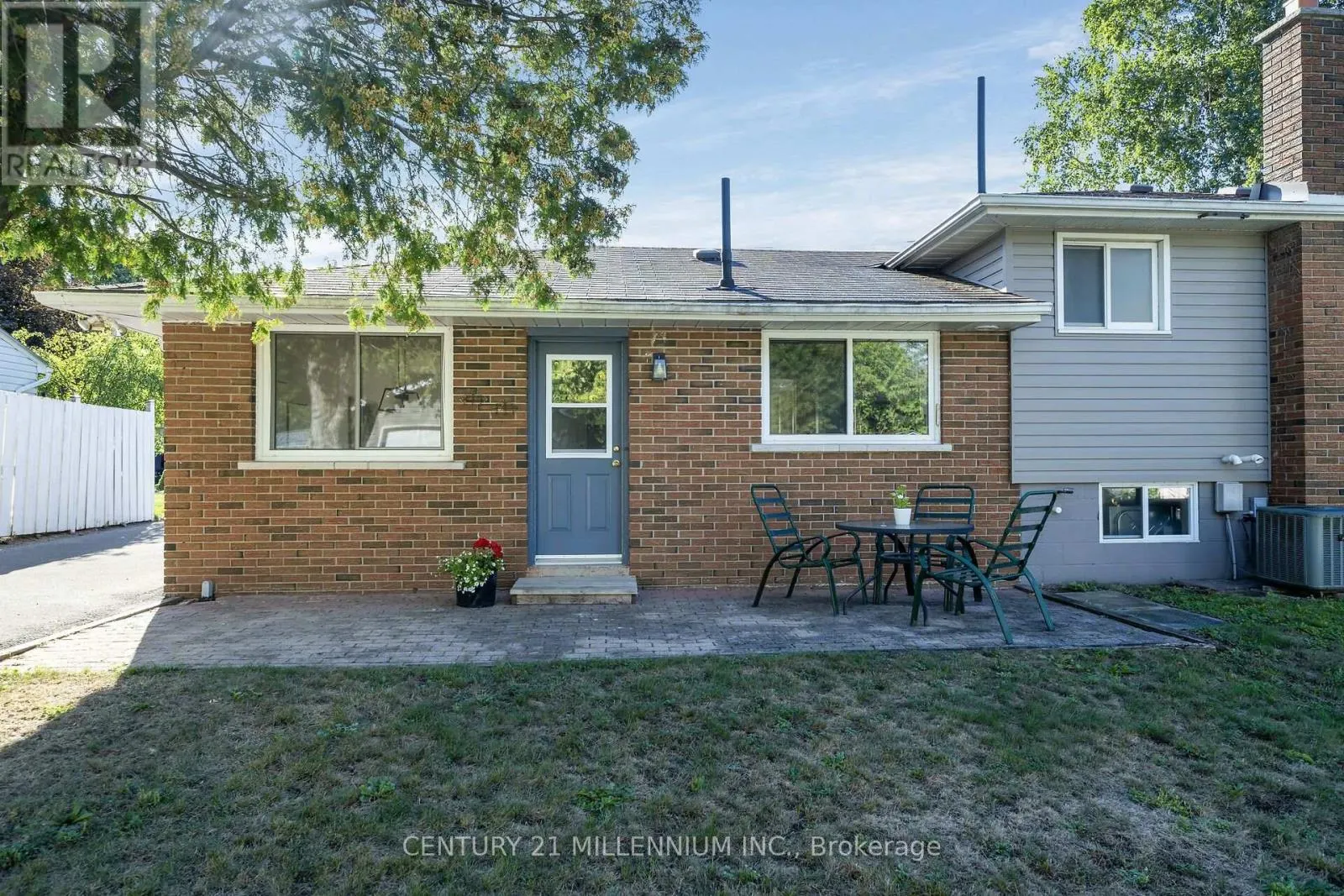 27 DUNDAS STREET W