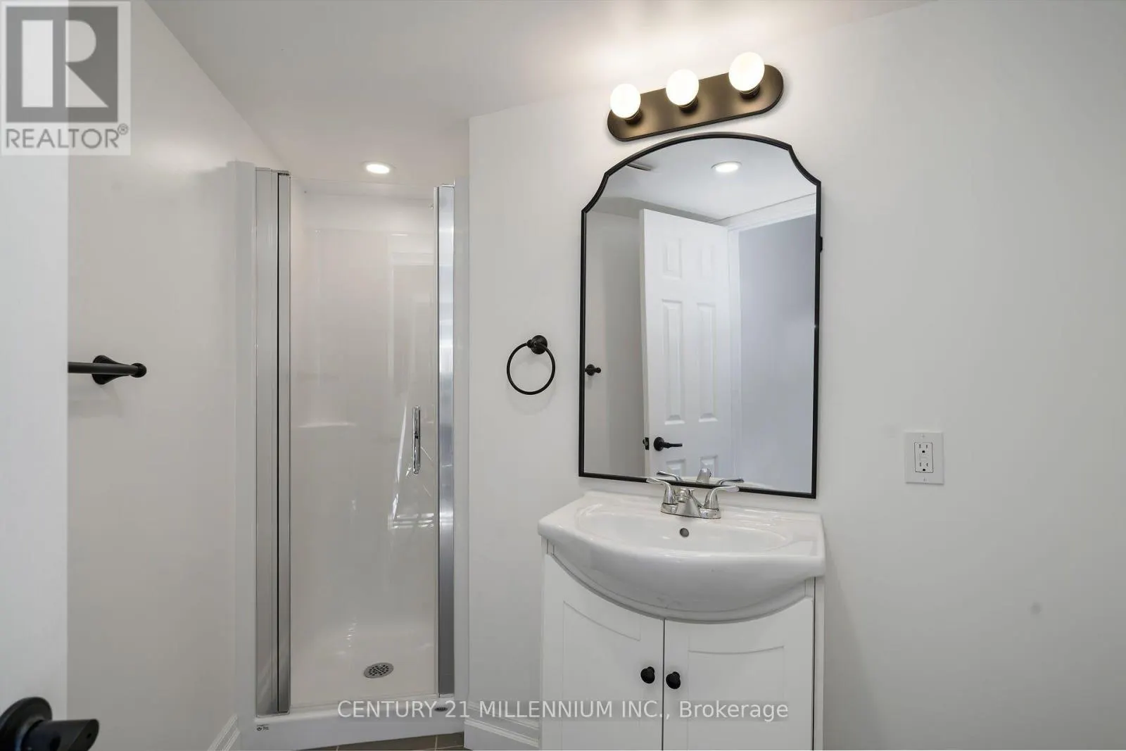 27 DUNDAS STREET W