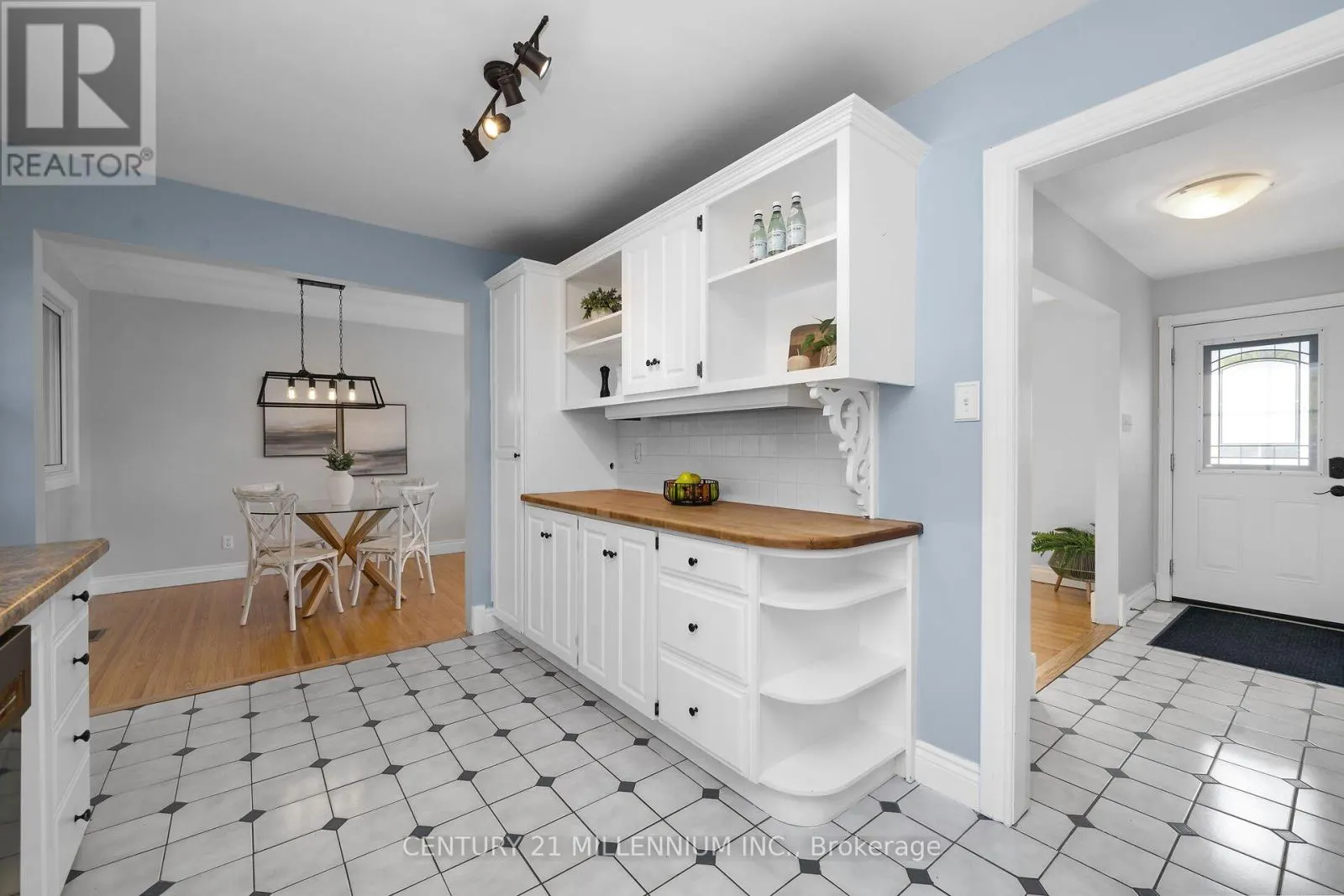 27 DUNDAS STREET W