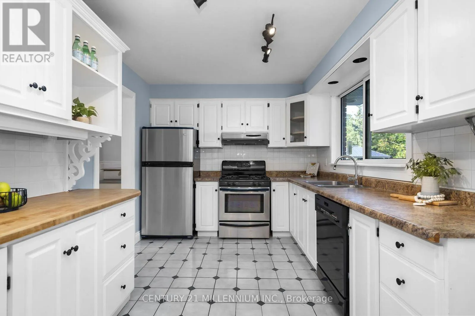 27 DUNDAS STREET W