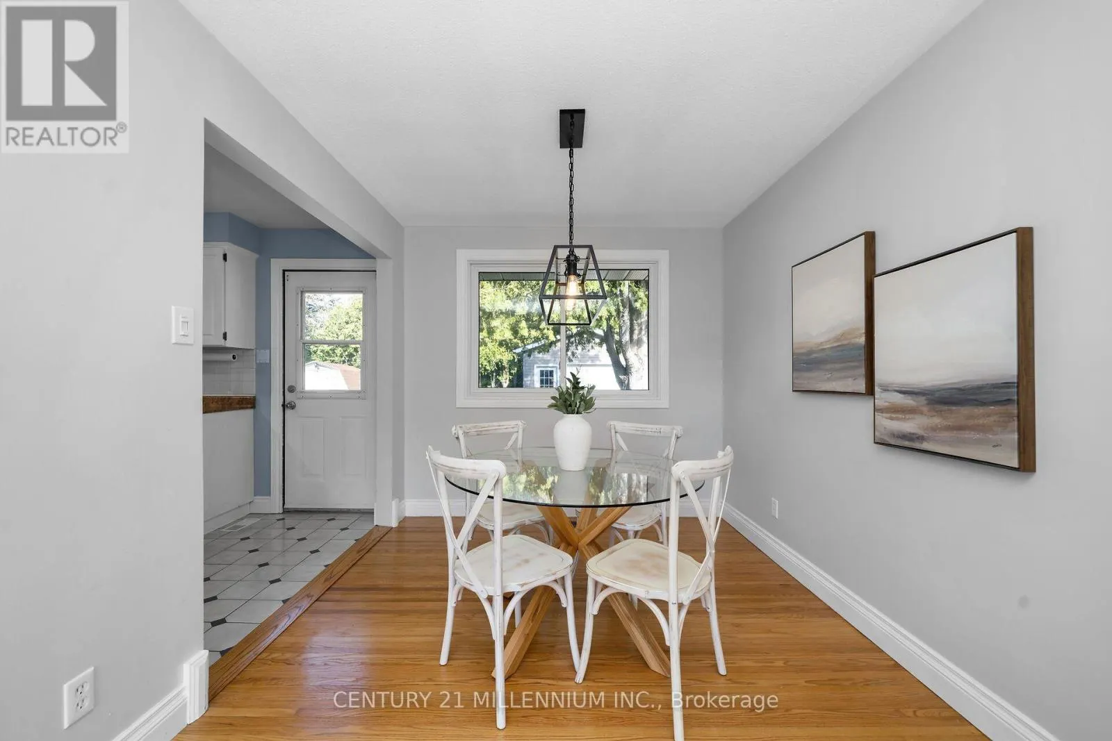 27 DUNDAS STREET W