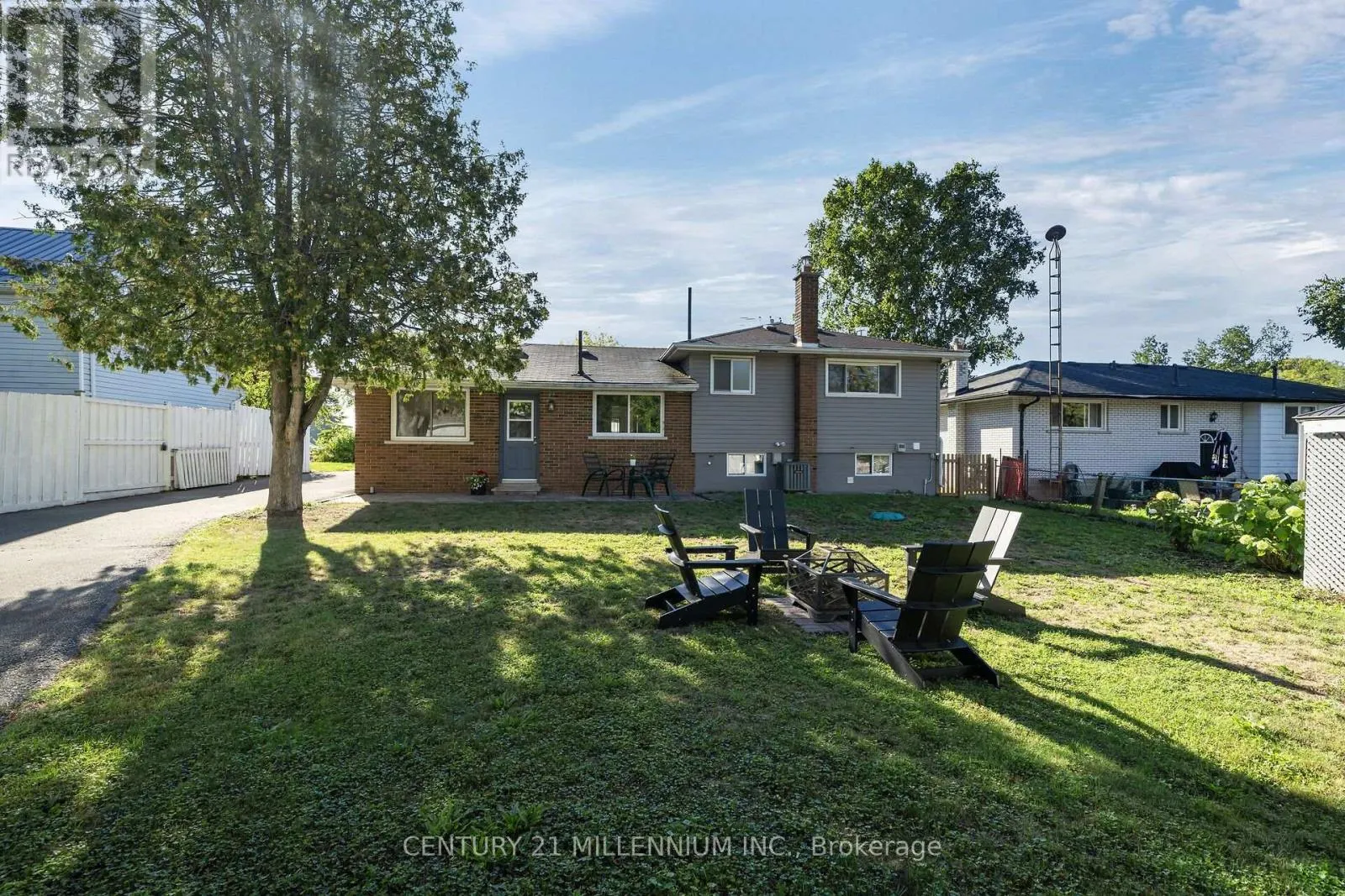 27 DUNDAS STREET W