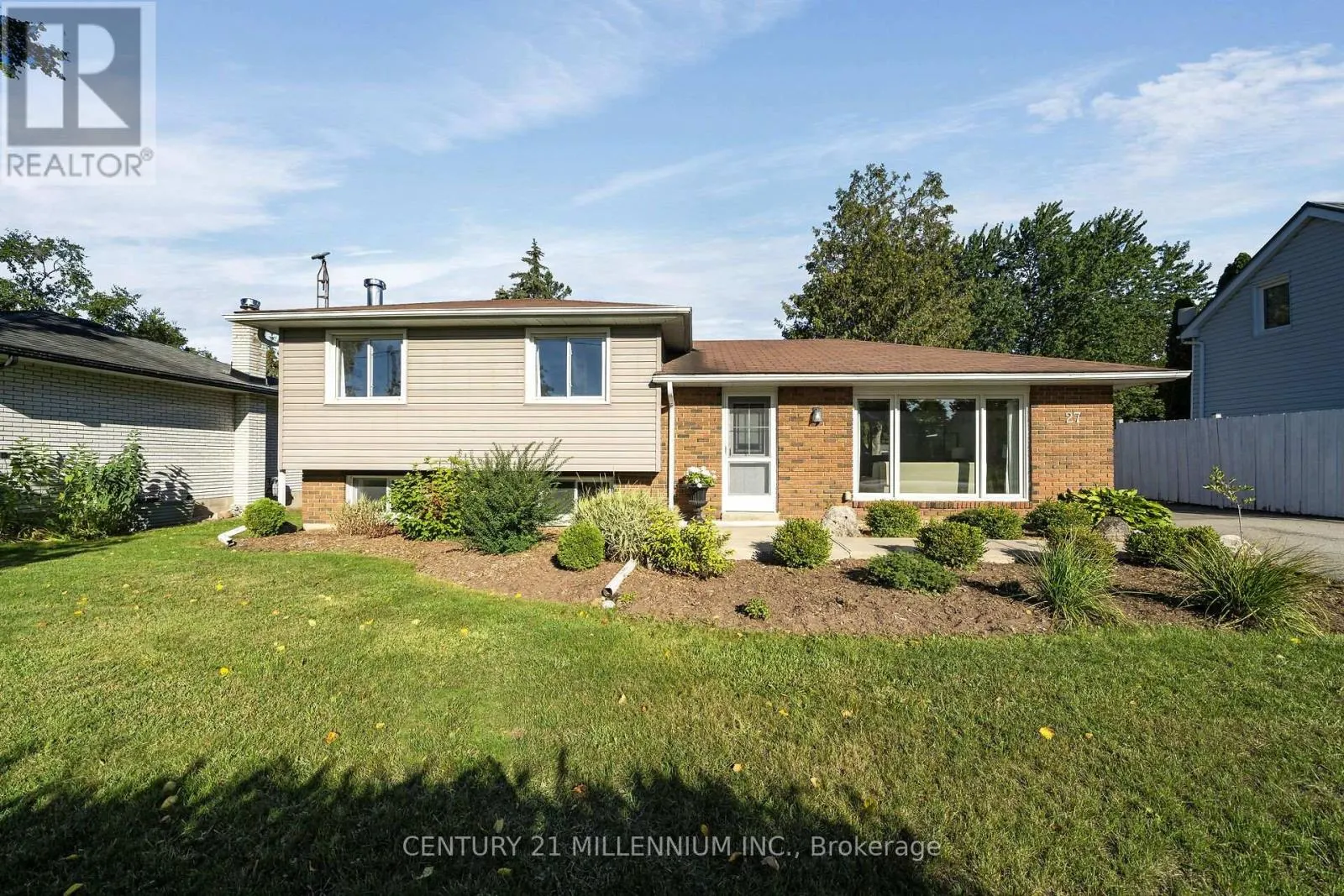 27 DUNDAS STREET W