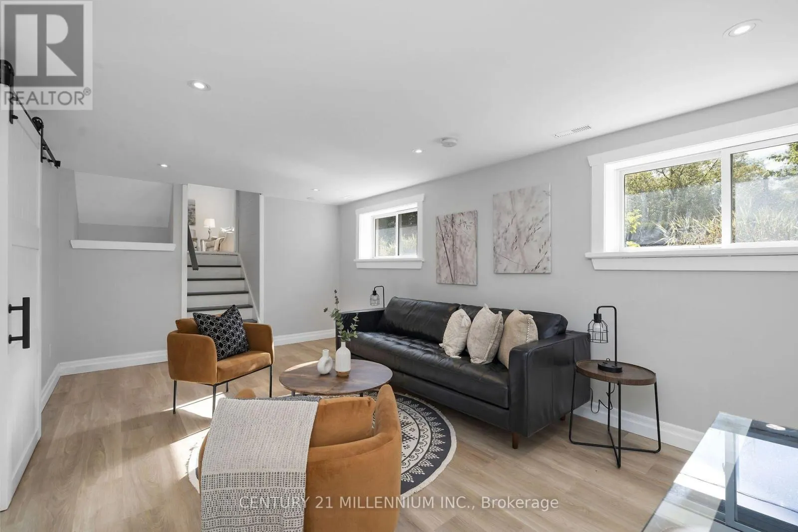 27 DUNDAS STREET W
