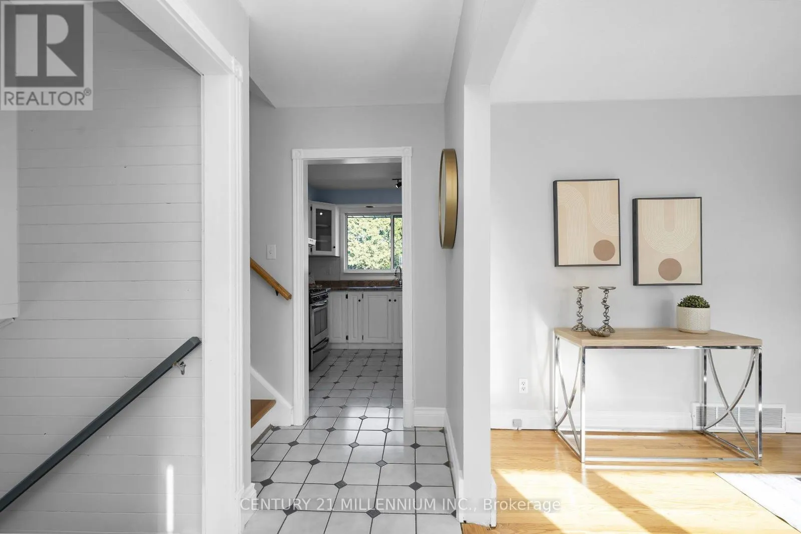 27 DUNDAS STREET W