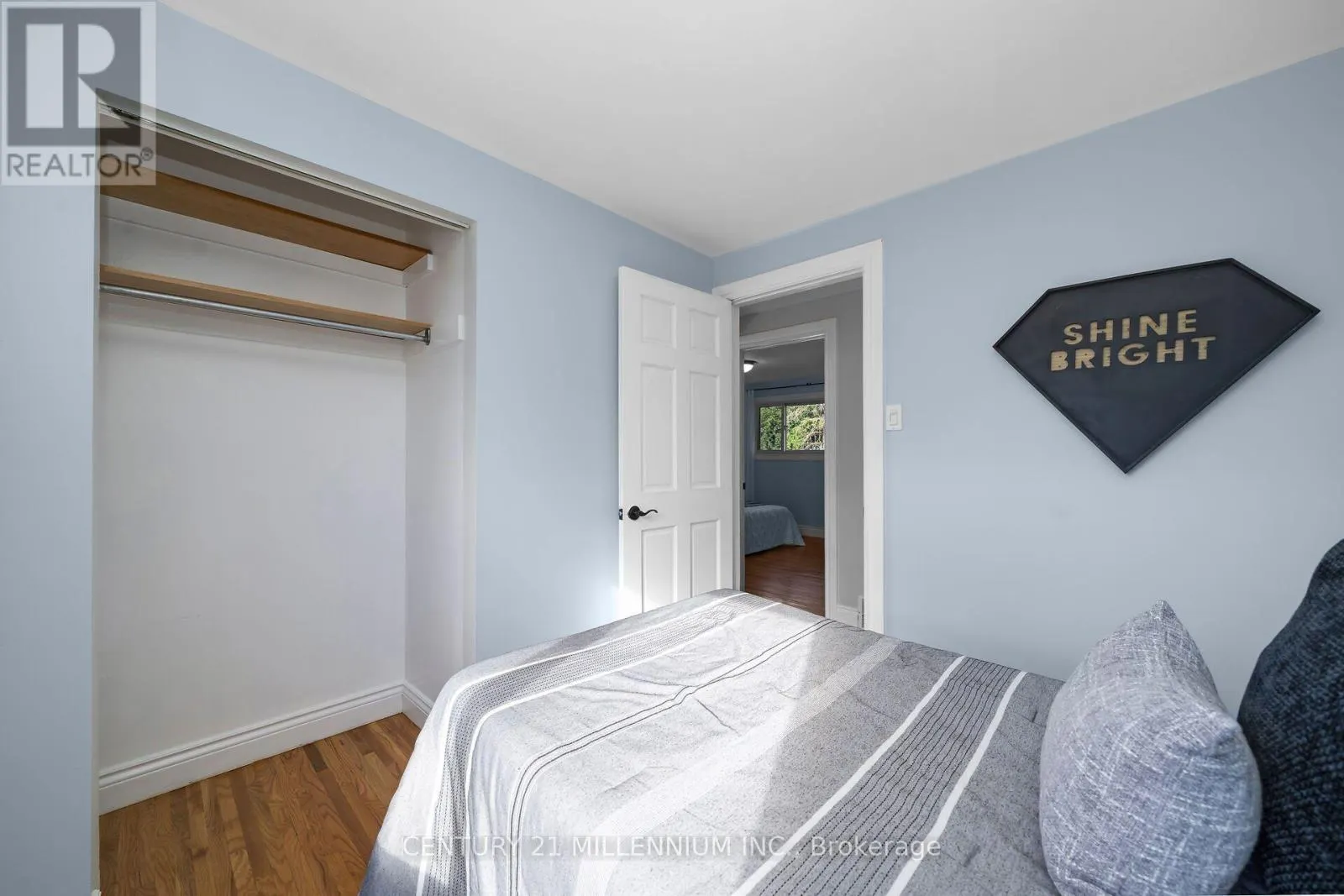 27 DUNDAS STREET W