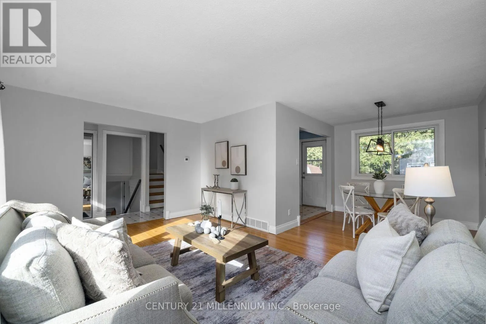 27 DUNDAS STREET W