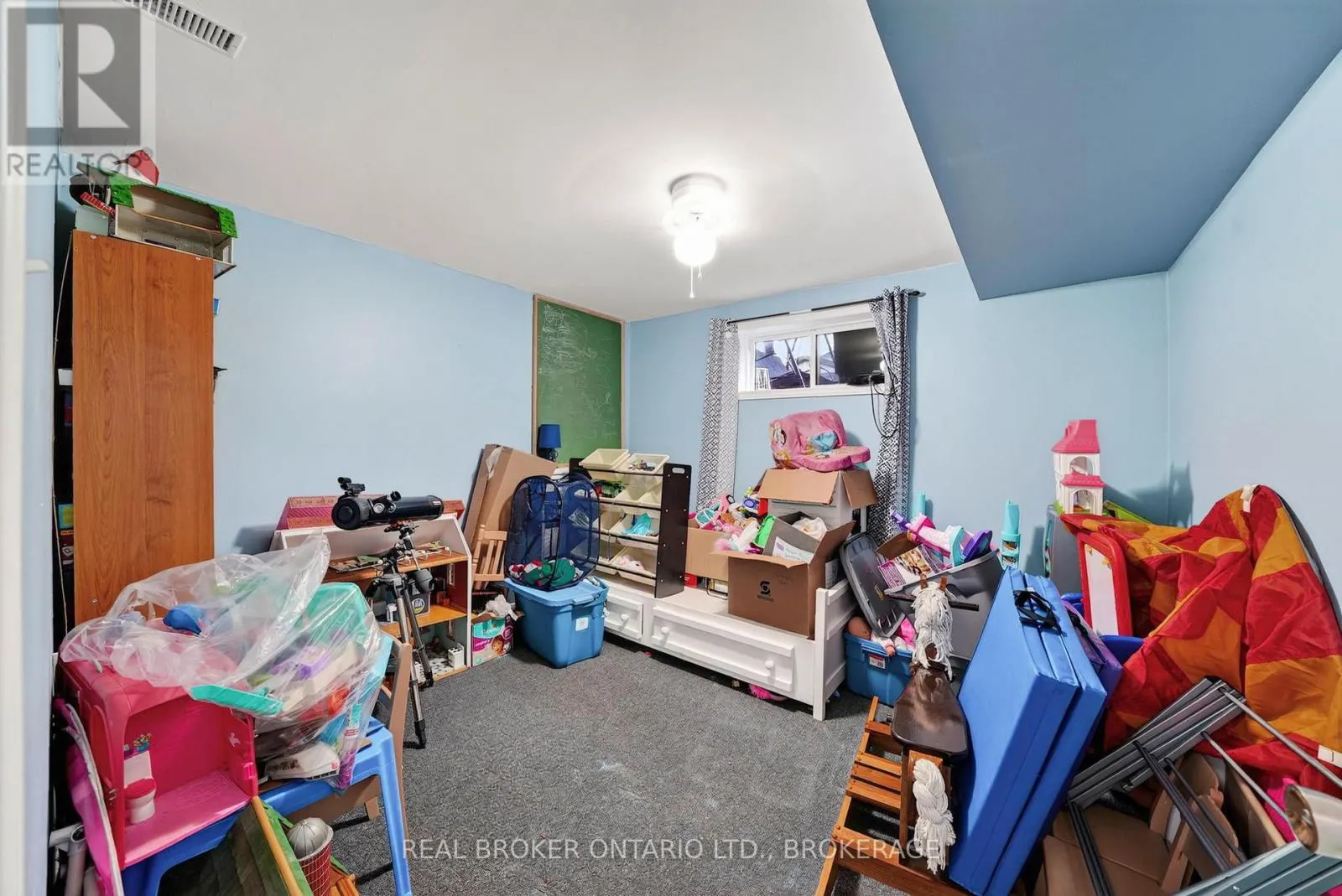858 CHELSEA CRESCENT