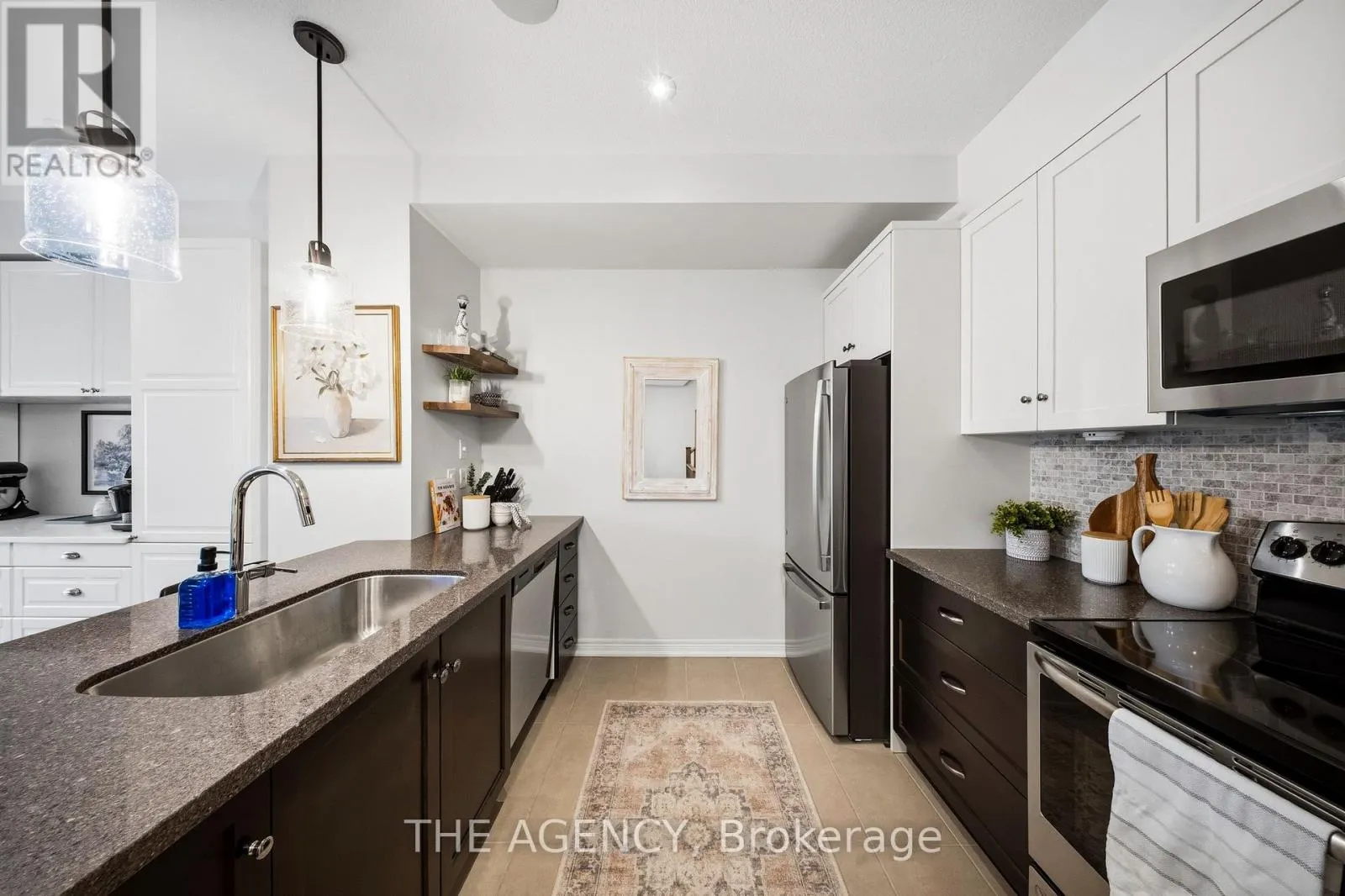 19 - 215 DUNDAS STREET E