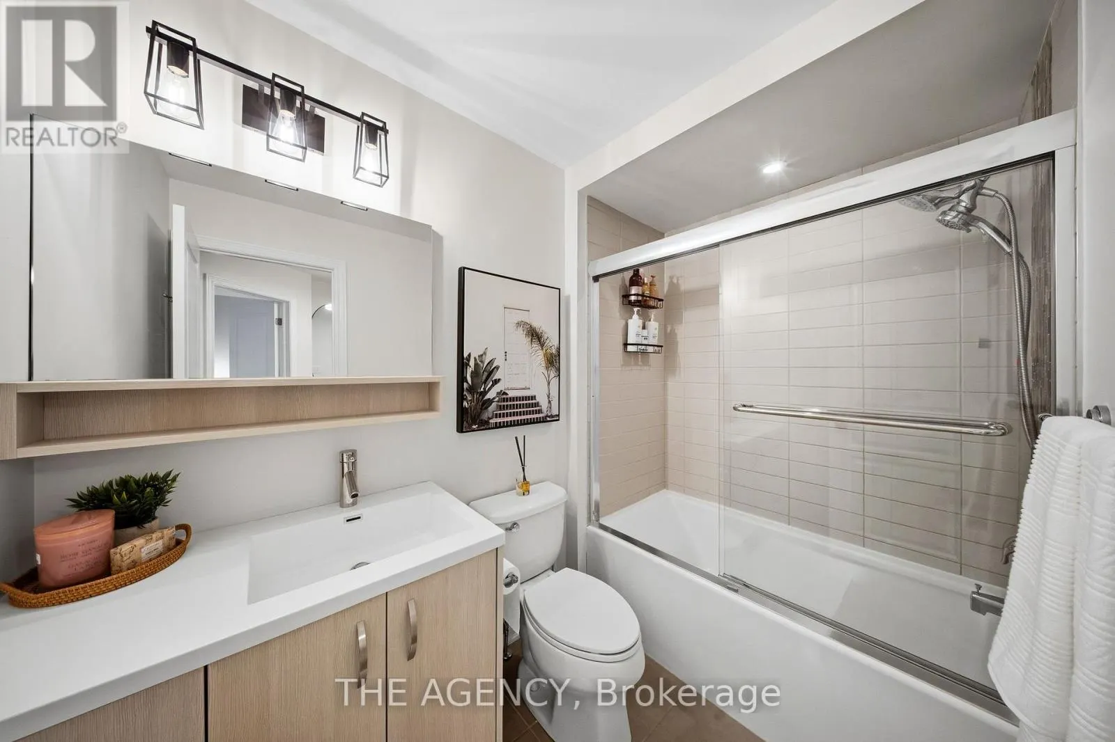 19 - 215 DUNDAS STREET E