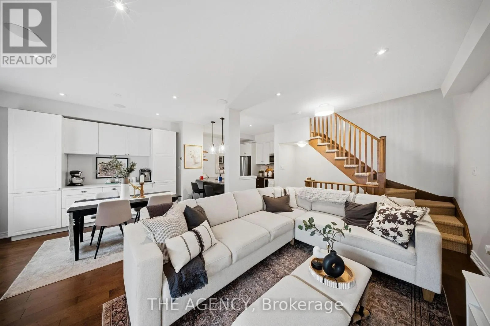 19 - 215 DUNDAS STREET E
