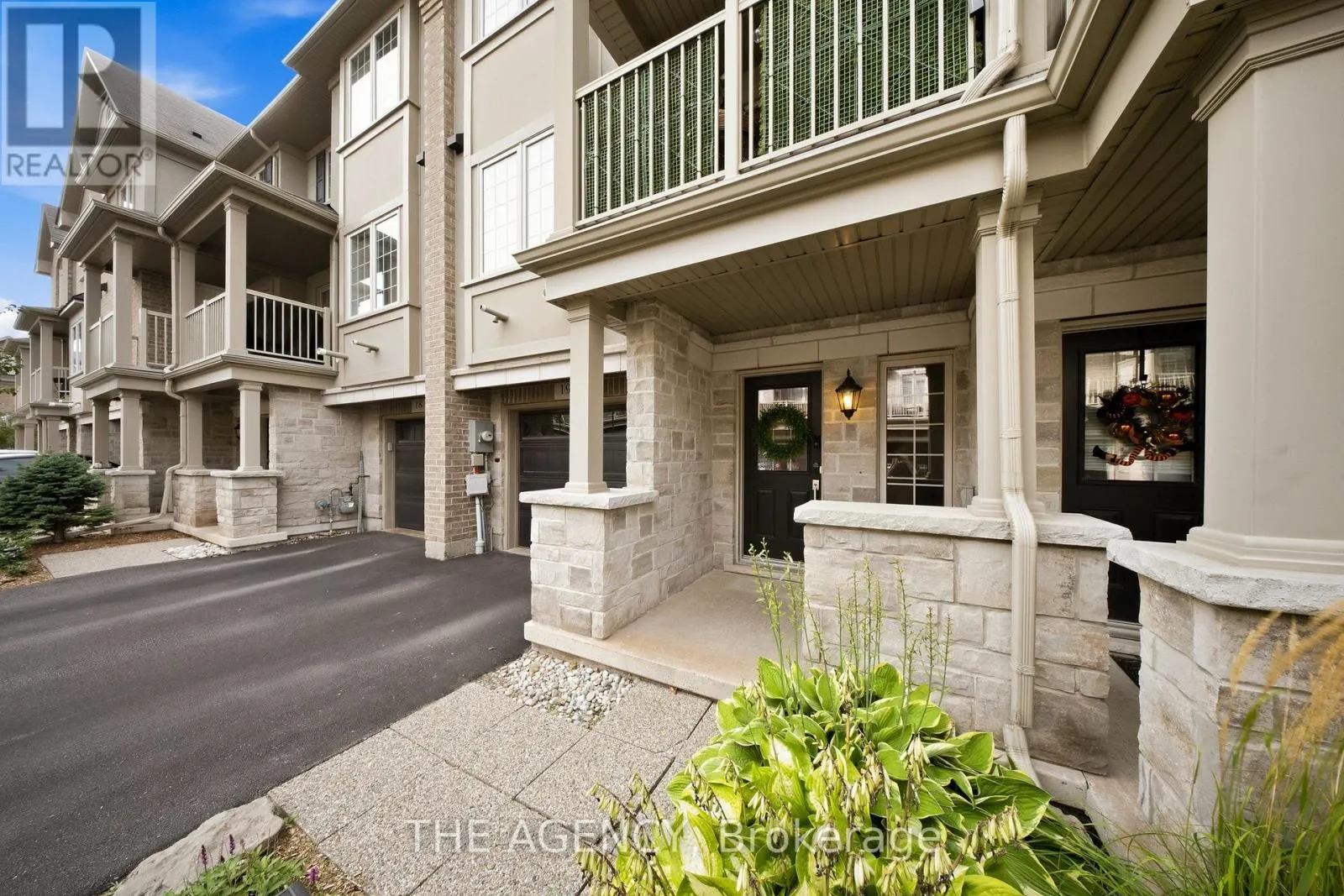 19 - 215 DUNDAS STREET E