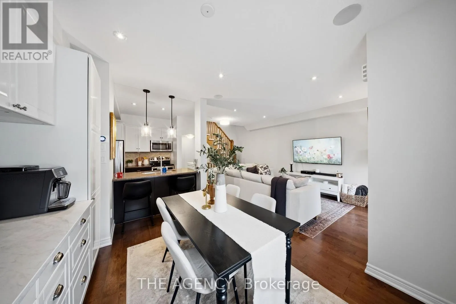 19 - 215 DUNDAS STREET E