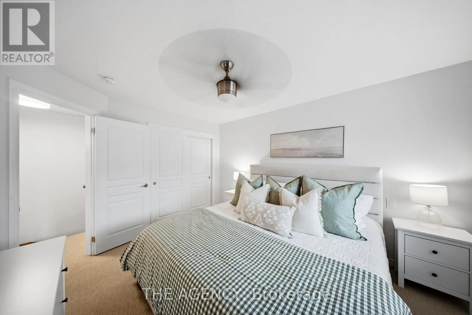 19 - 215 DUNDAS STREET E