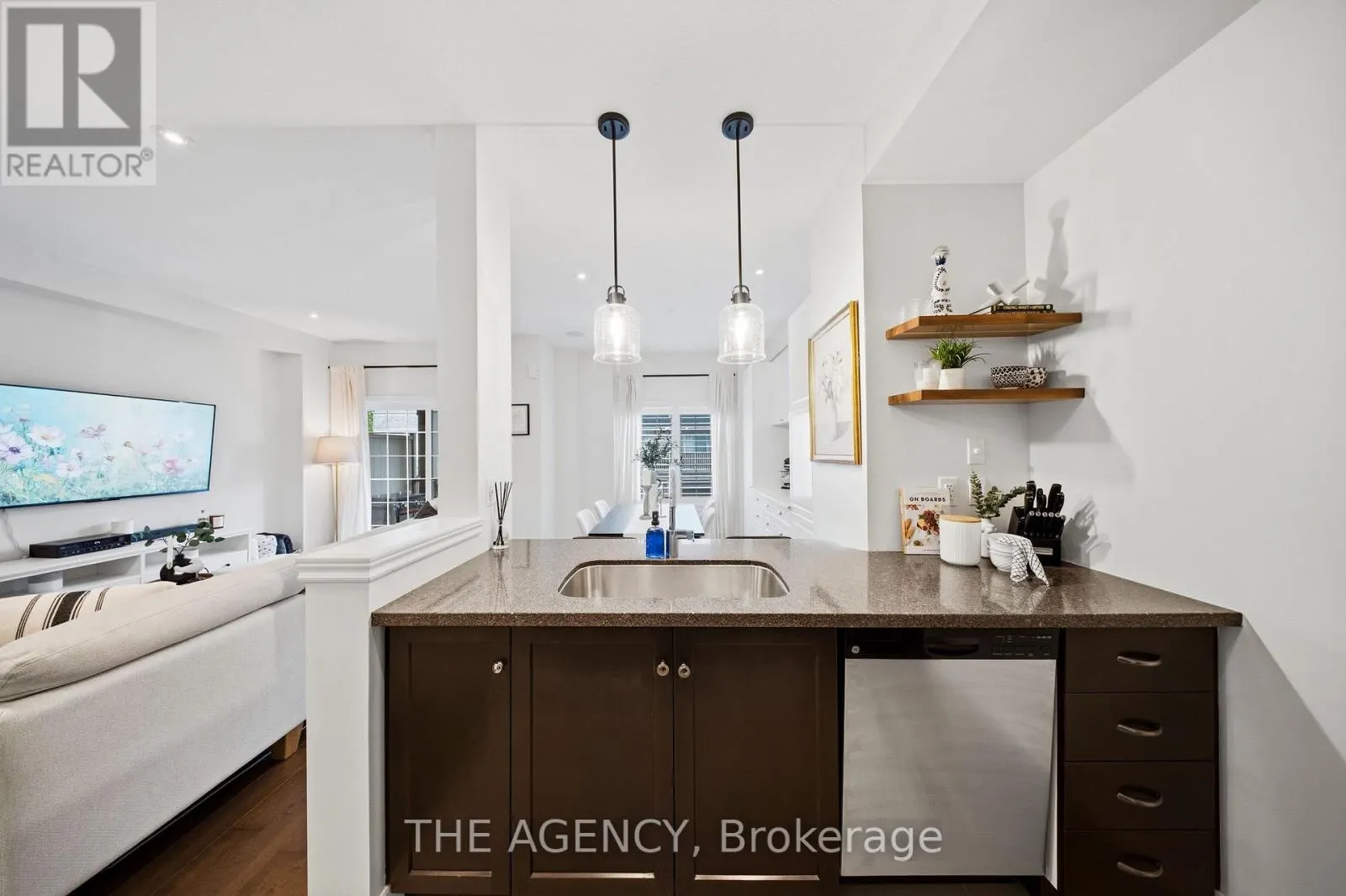 19 - 215 DUNDAS STREET E