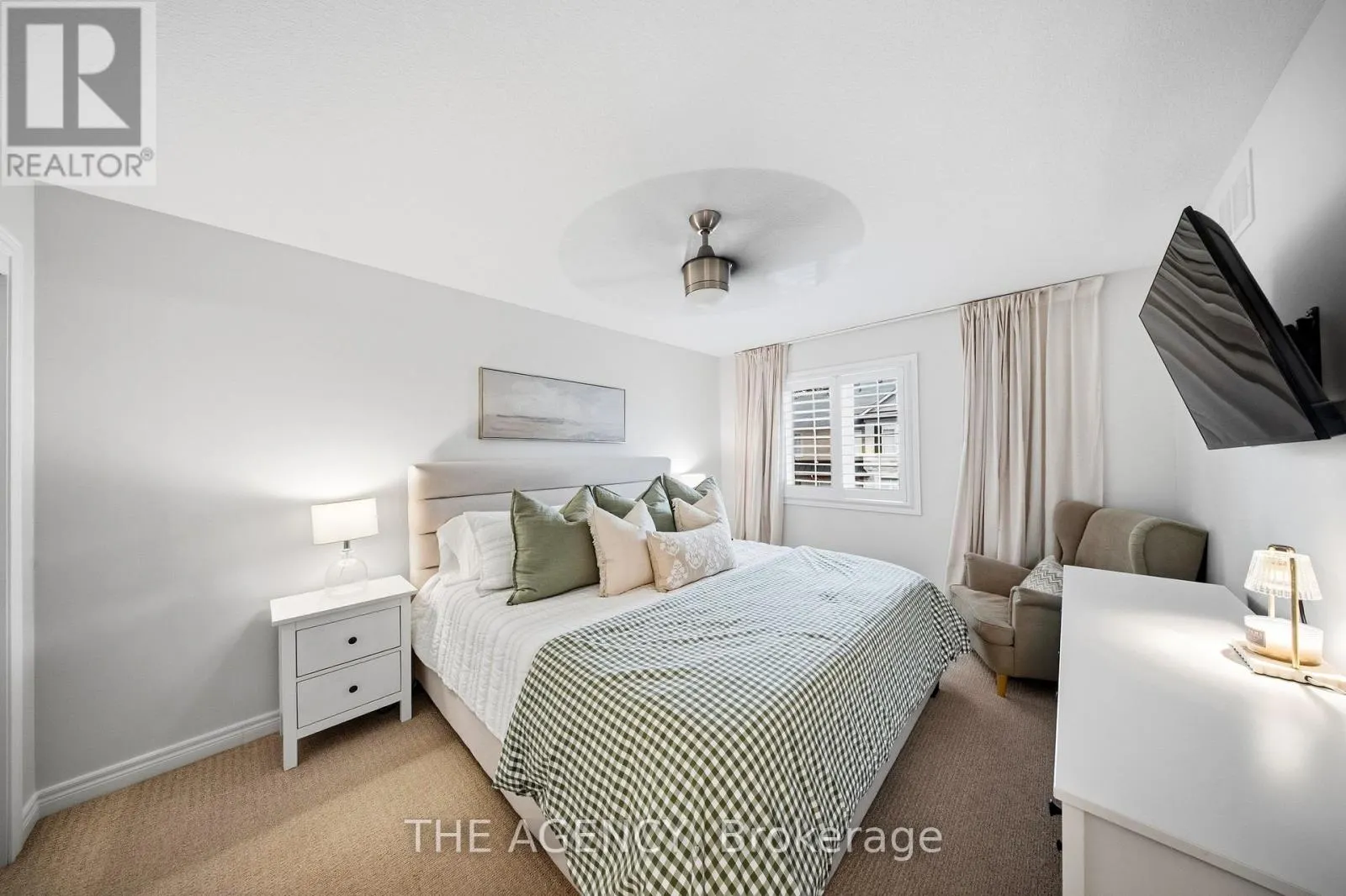 19 - 215 DUNDAS STREET E