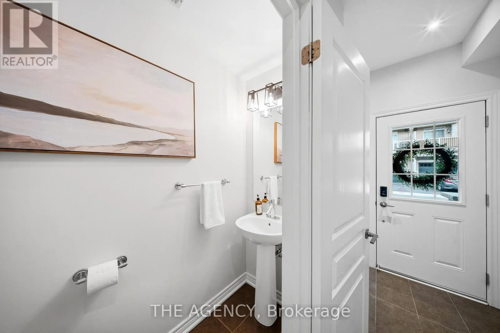 19 - 215 DUNDAS STREET E