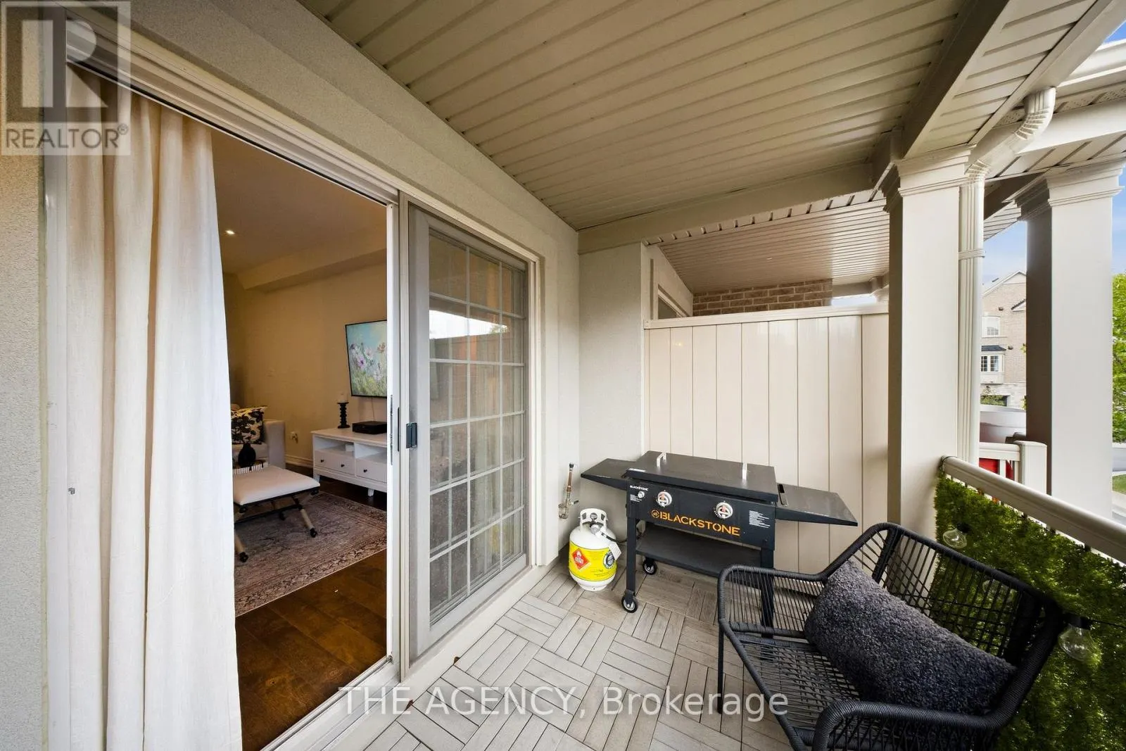 19 - 215 DUNDAS STREET E