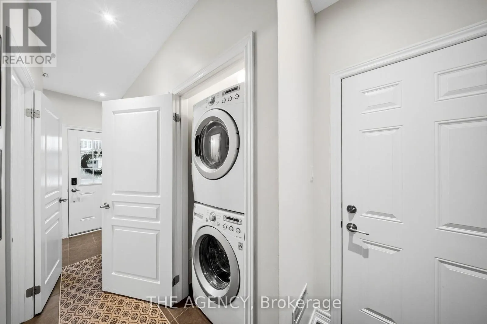 19 - 215 DUNDAS STREET E