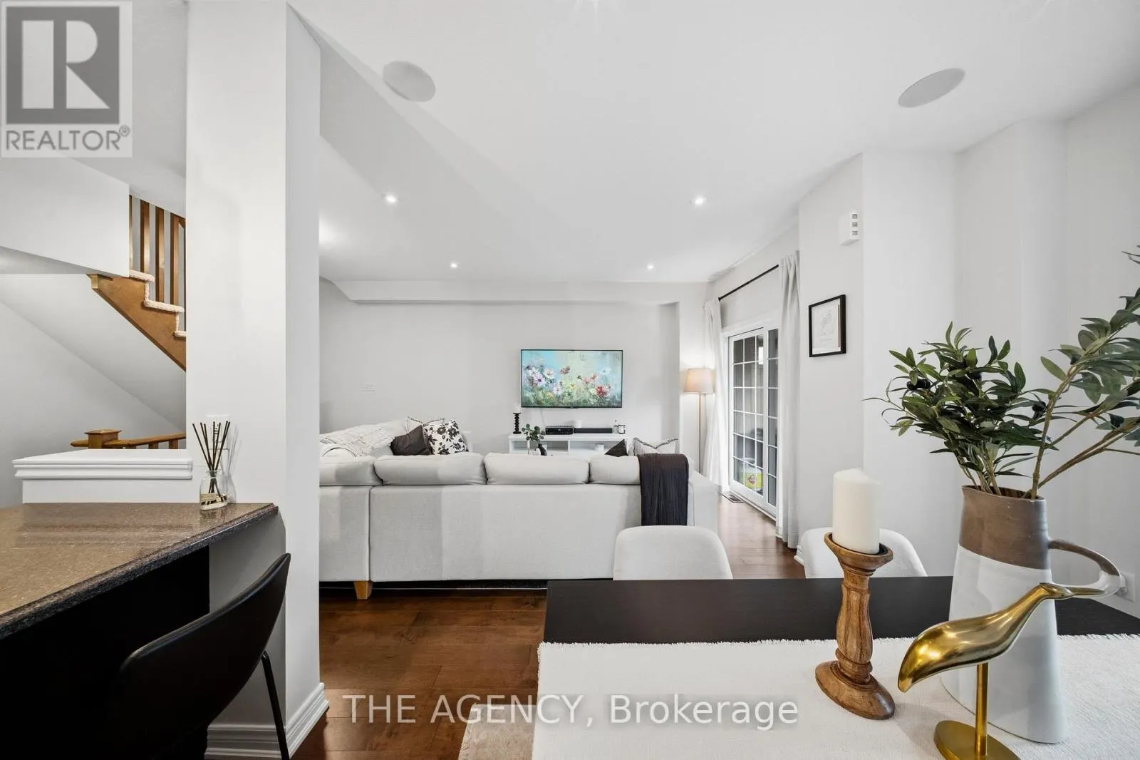 19 - 215 DUNDAS STREET E