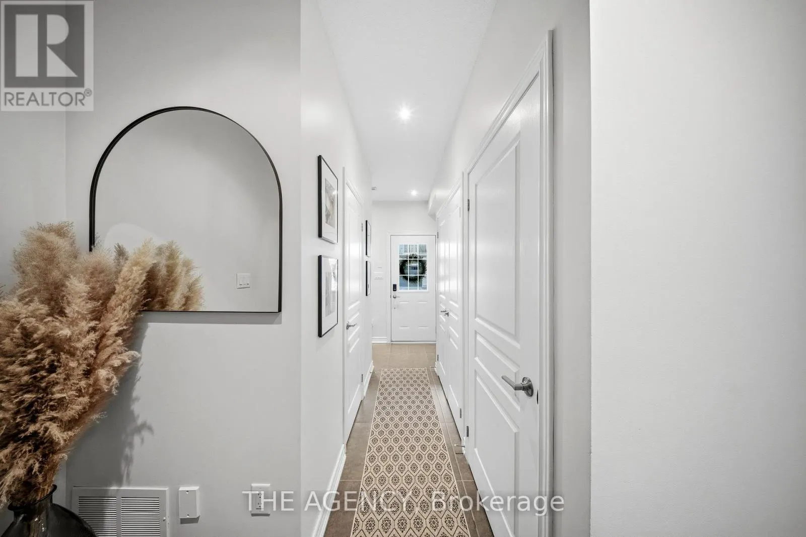 19 - 215 DUNDAS STREET E