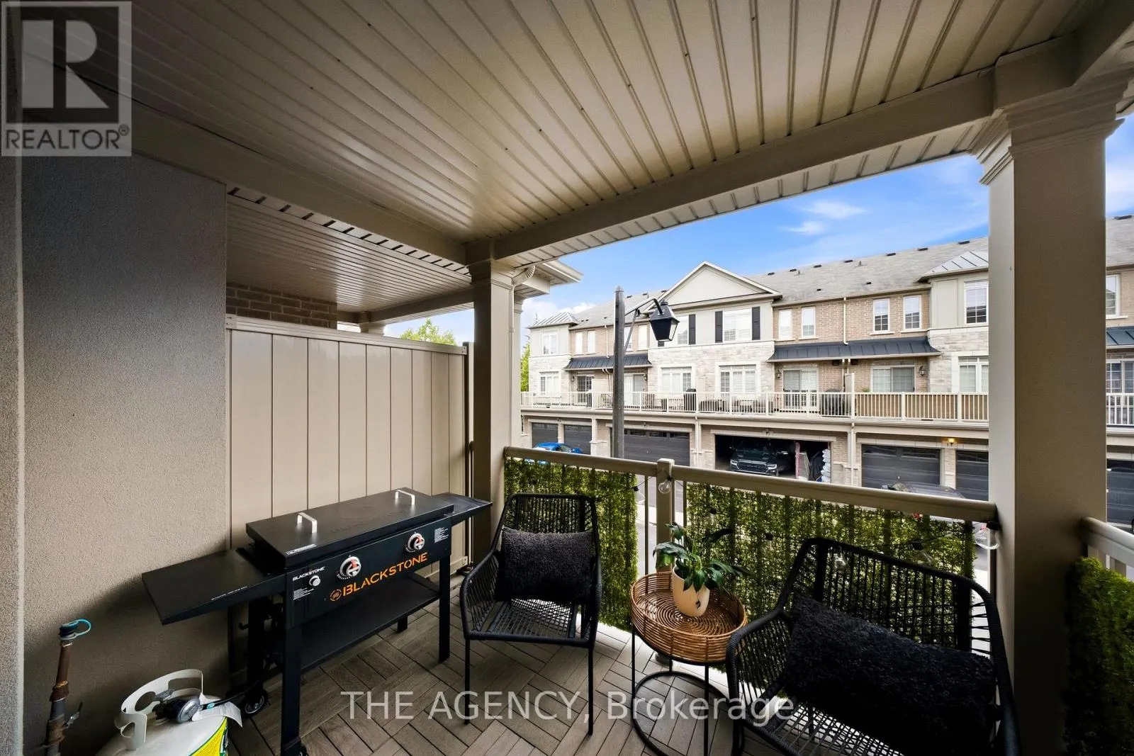 19 - 215 DUNDAS STREET E