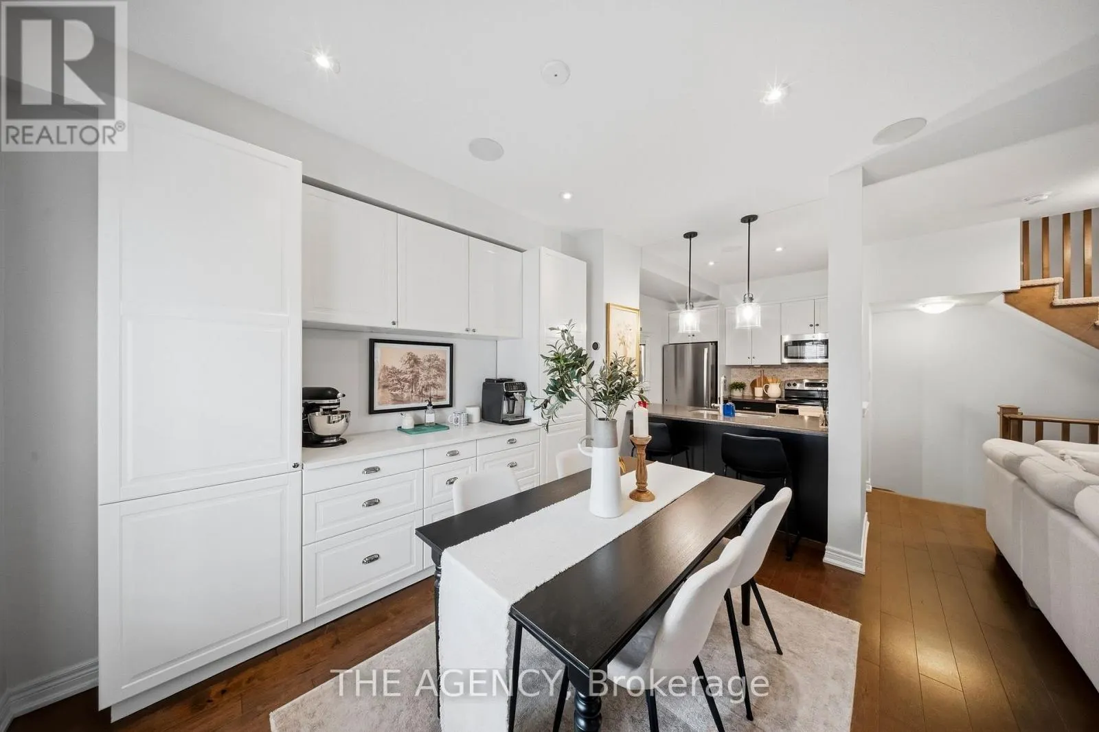 19 - 215 DUNDAS STREET E
