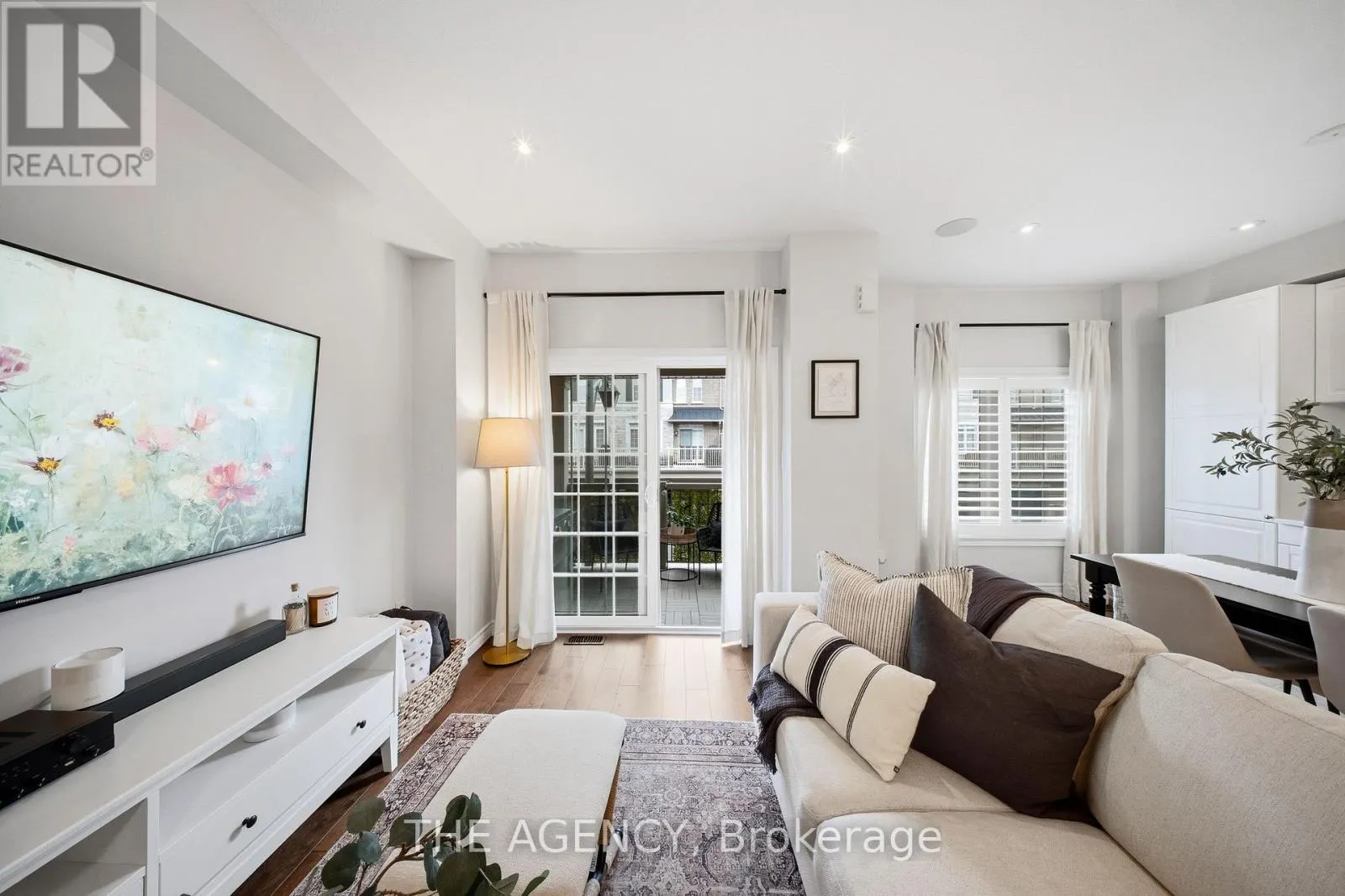 19 - 215 DUNDAS STREET E