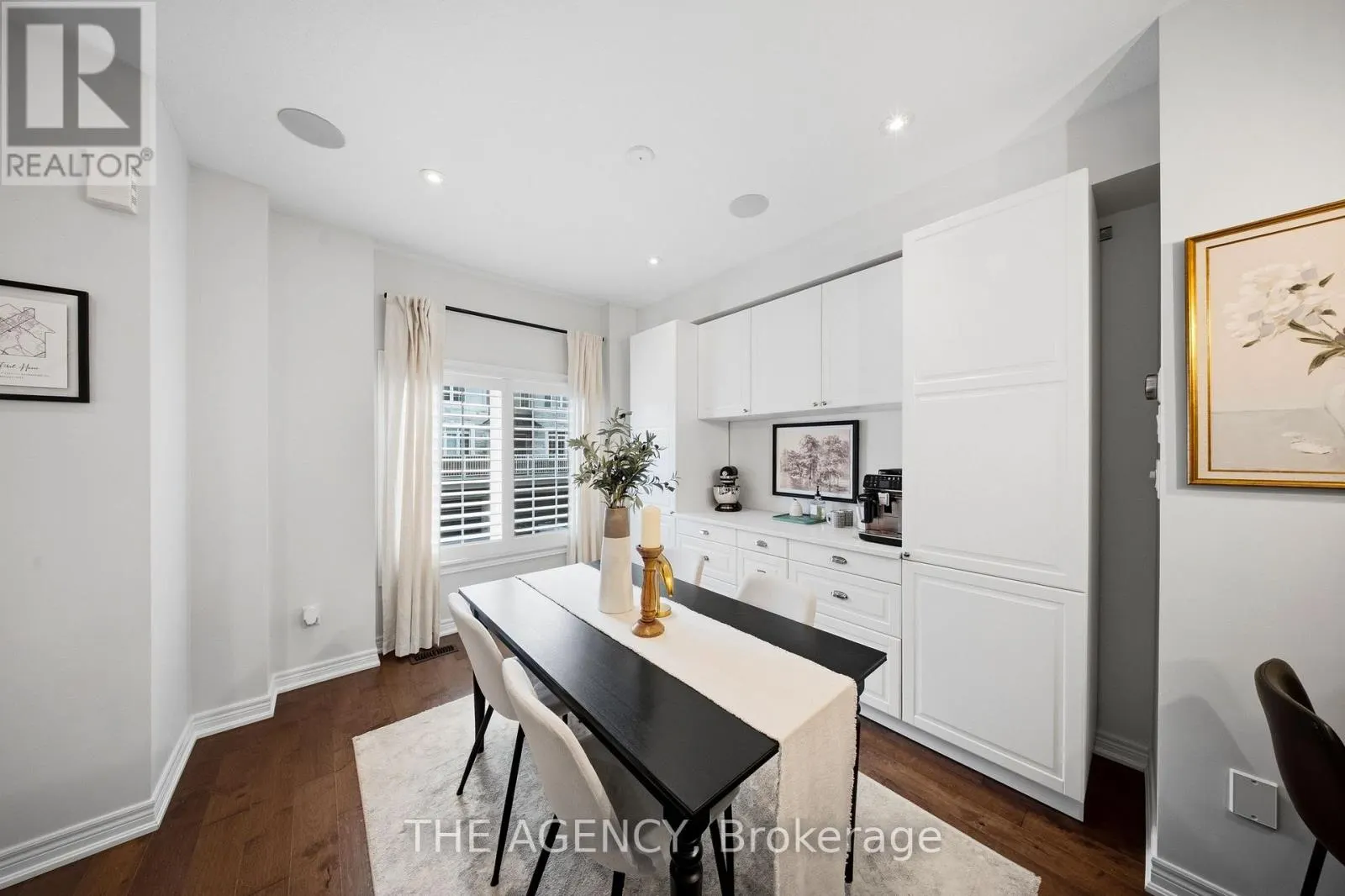 19 - 215 DUNDAS STREET E