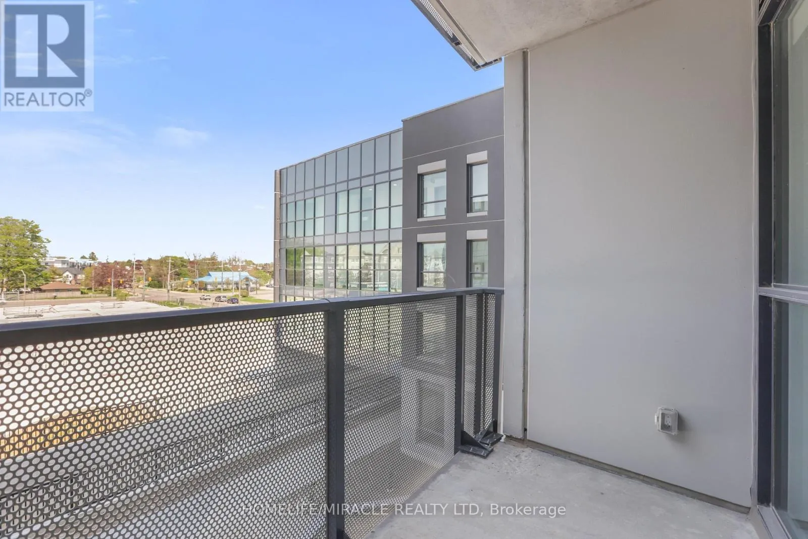 320 - 1333 WEBER STREET E