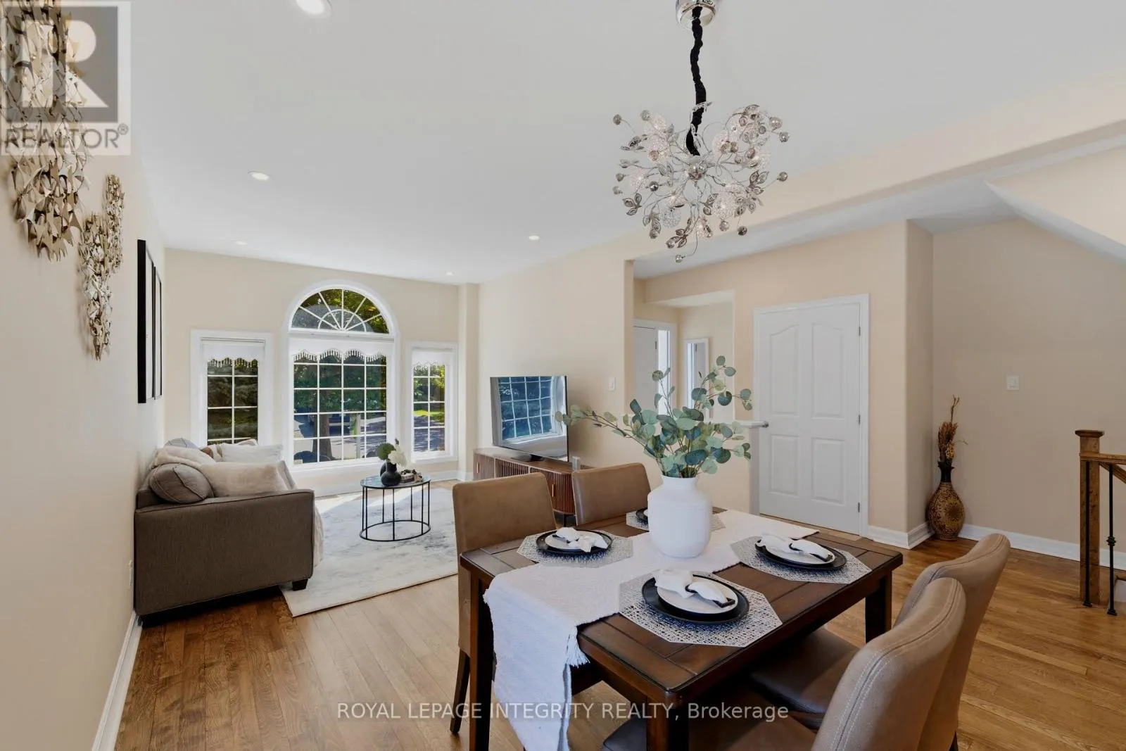 119 WOLISTON CRESCENT