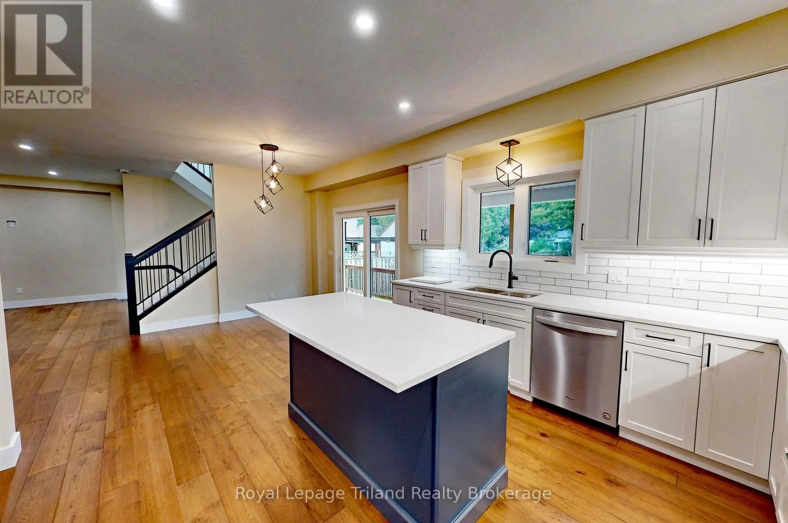 276 MAIN STREET W
