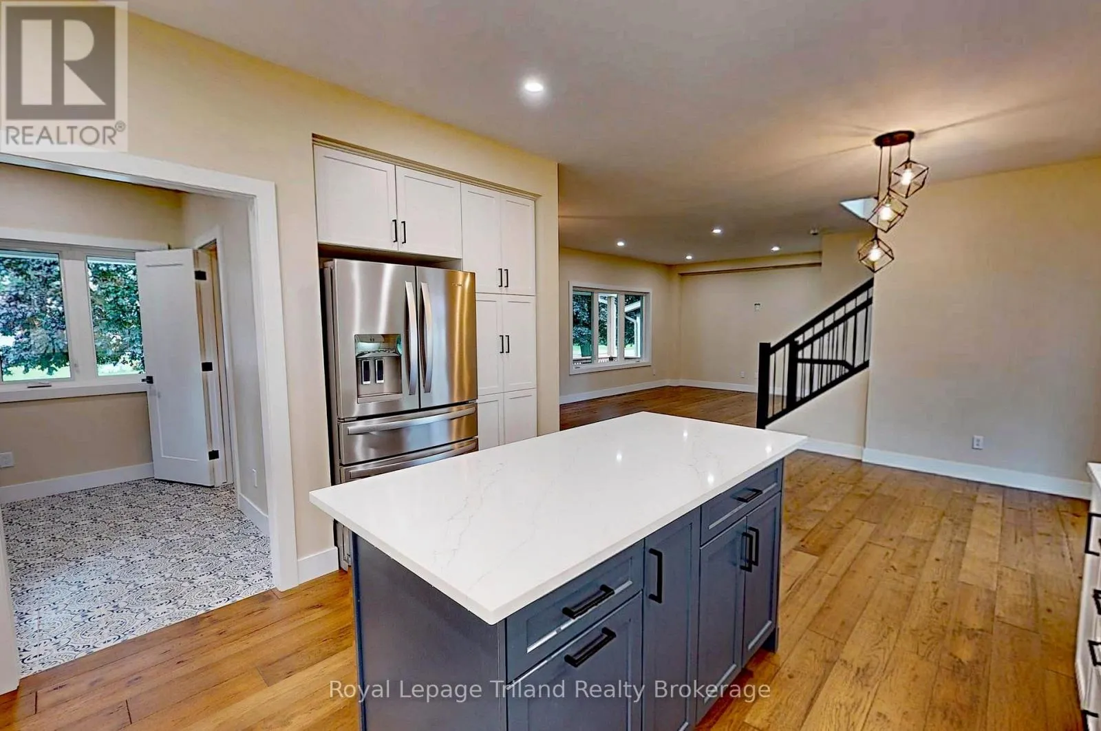 276 MAIN STREET W