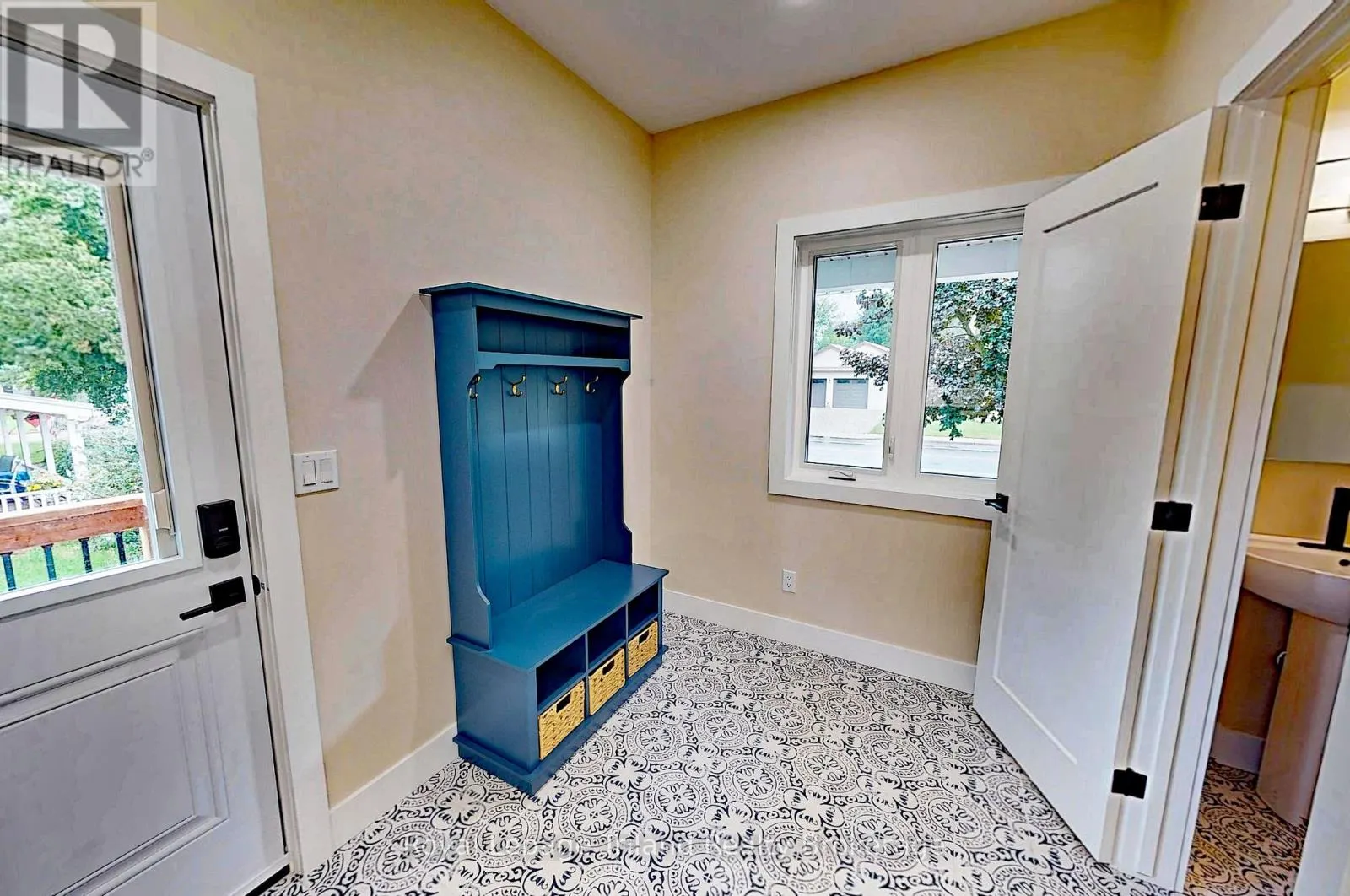 276 MAIN STREET W