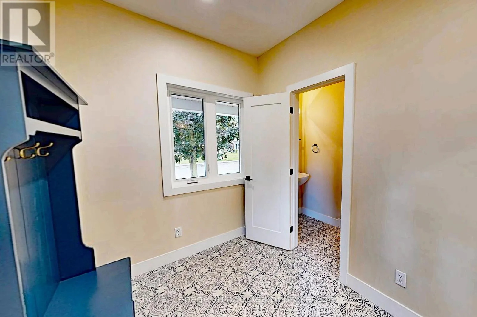 276 MAIN STREET W