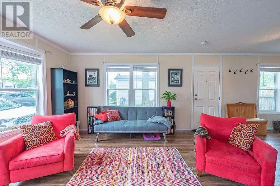 6 HILLVIEW DRIVE