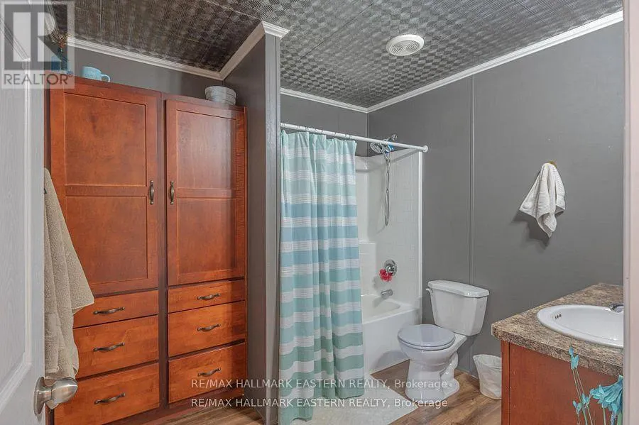 6 HILLVIEW DRIVE