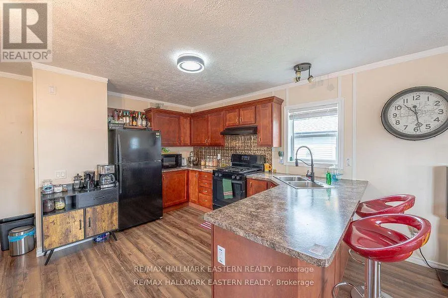 6 HILLVIEW DRIVE