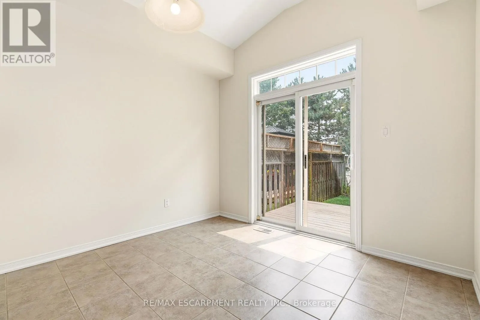 215 NISBET BOULEVARD