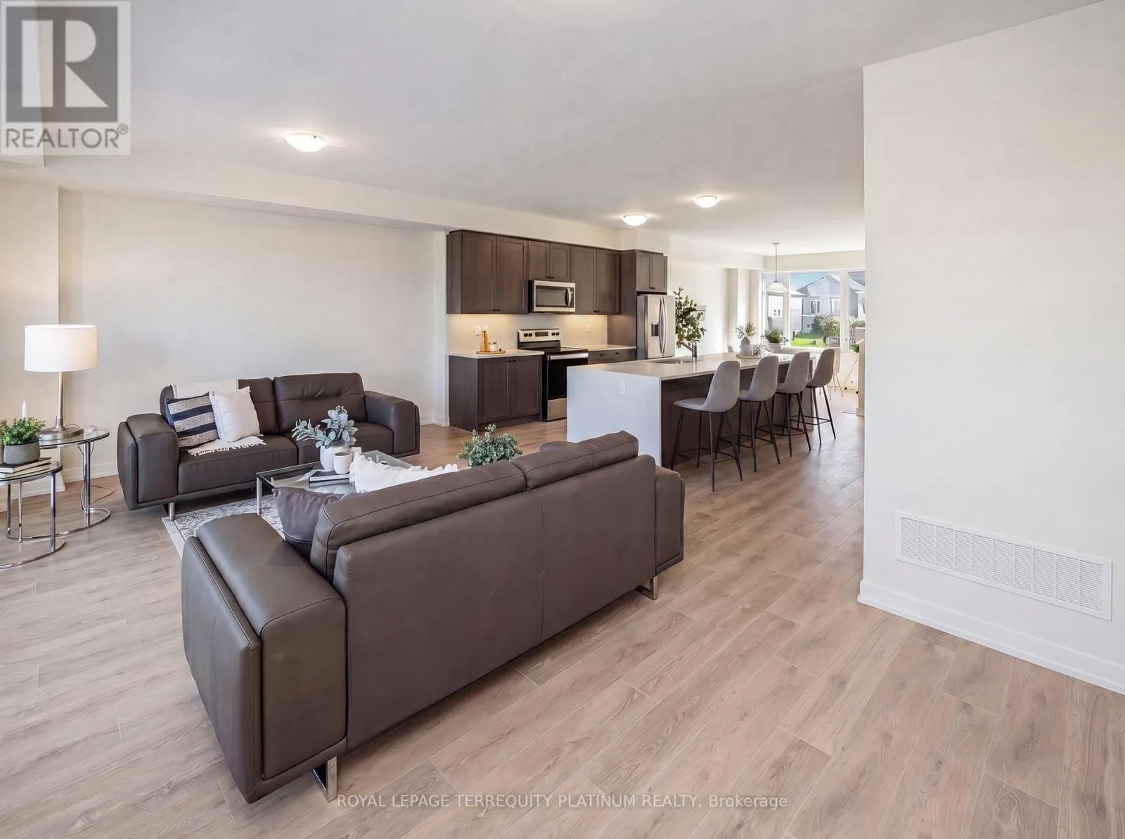 4 - 160 DENSMORE ROAD