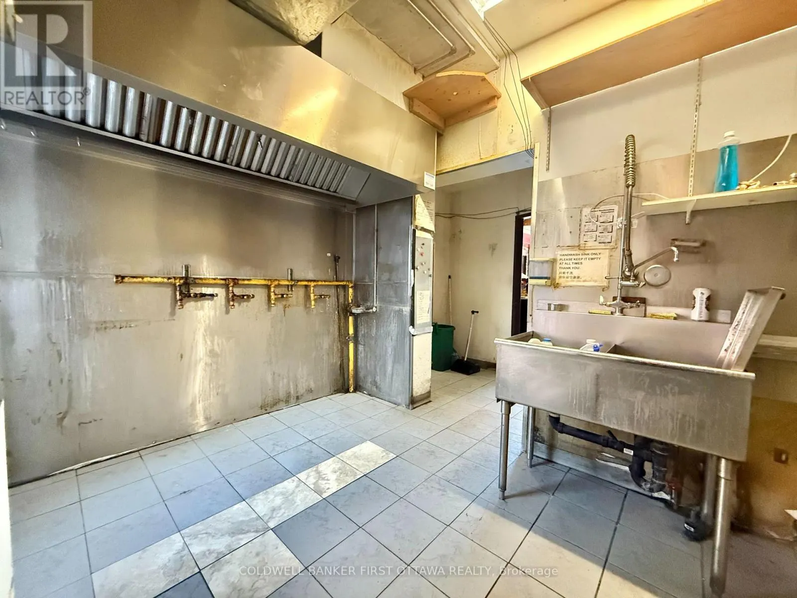 690-B SOMERSET STREET W